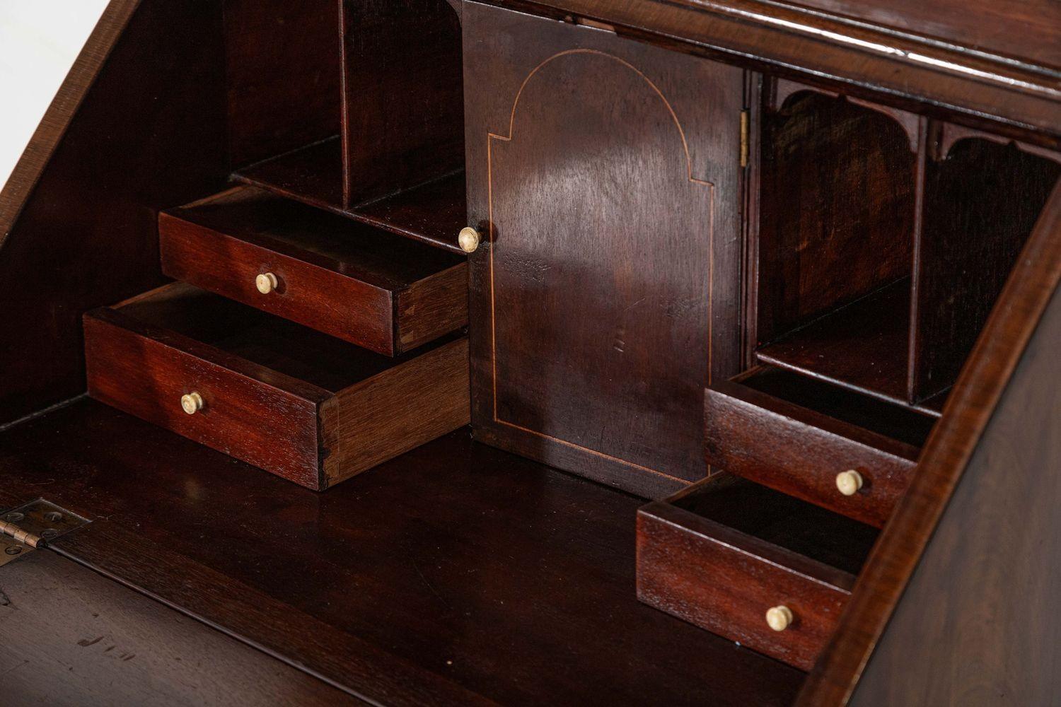 Libreria Bureau Giorgio III Diminutive inglese in mogano smaltato in vendita 5