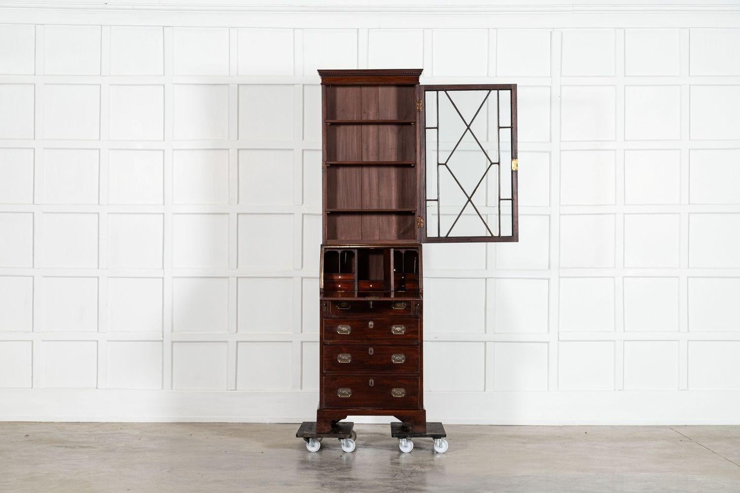 circa 1800
Libreria Bureau Giorgio III Diminutive inglese in mogano smaltato
sku 2040
Insieme W59 x D44 x H200 cm
Base L59 x P44 x H102 cm
Piano W59 x D24 x H98 cm
Profondità del ripiano interno superiore 18.5 cm
Peso 50Kg