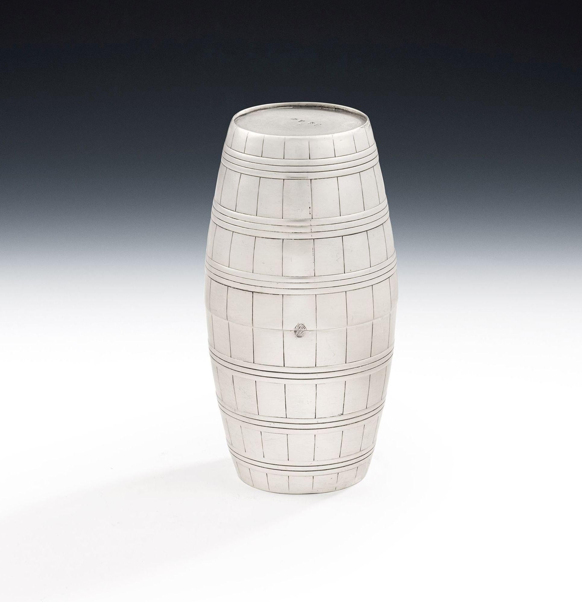Familia Bateman. Un vaso doble Jorge III extremadamente raro, fabricado en Londres en 1800 por Peter, Ann & William Bateman.

Este rarísimo objeto se abre para dar lugar a dos vasos de precipitados modelados y decorados para simular un barril.  Se