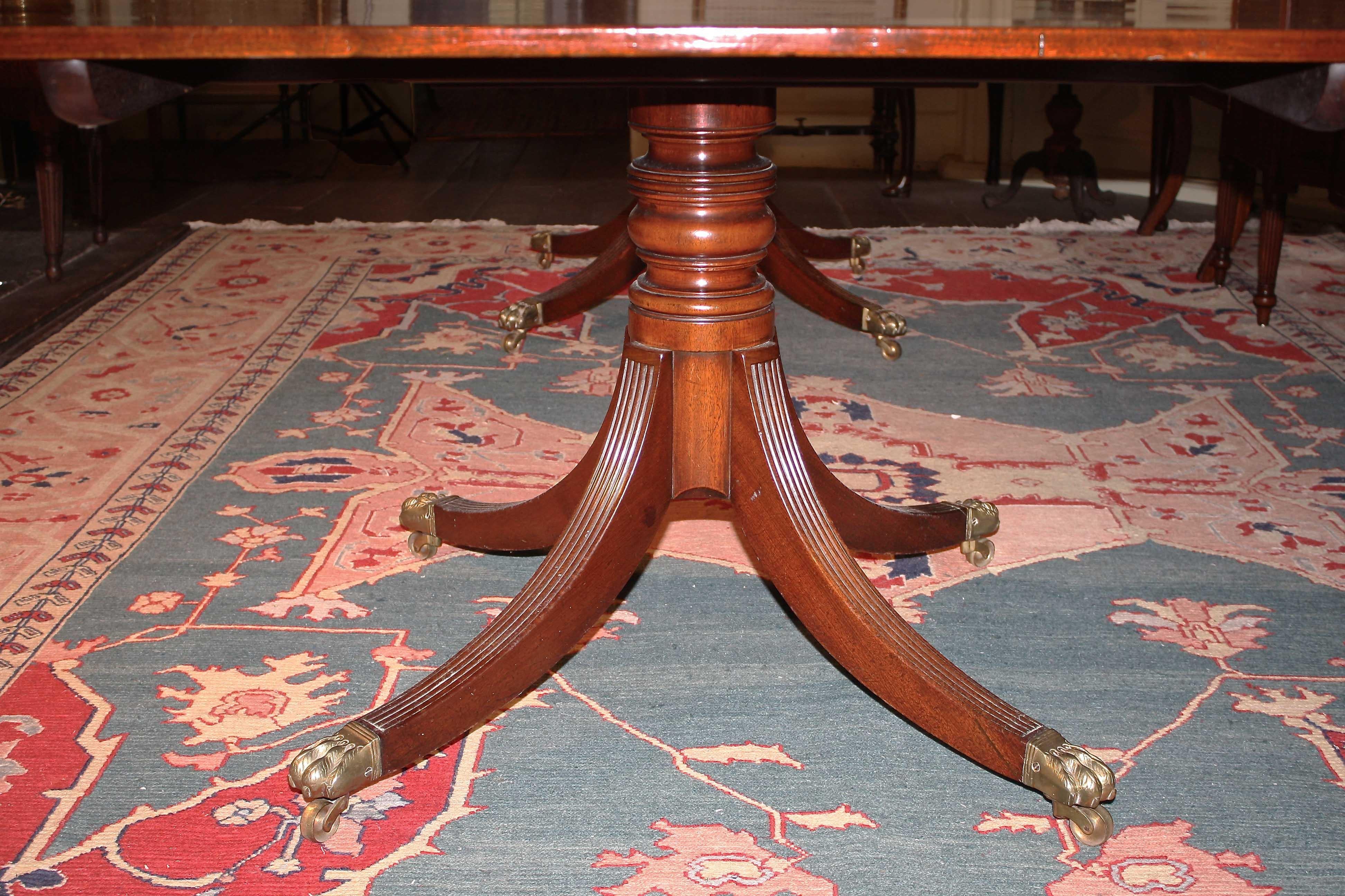 George III Double Pedestal Mahogany Dining Table In Good Condition For Sale In Woodbury, CT