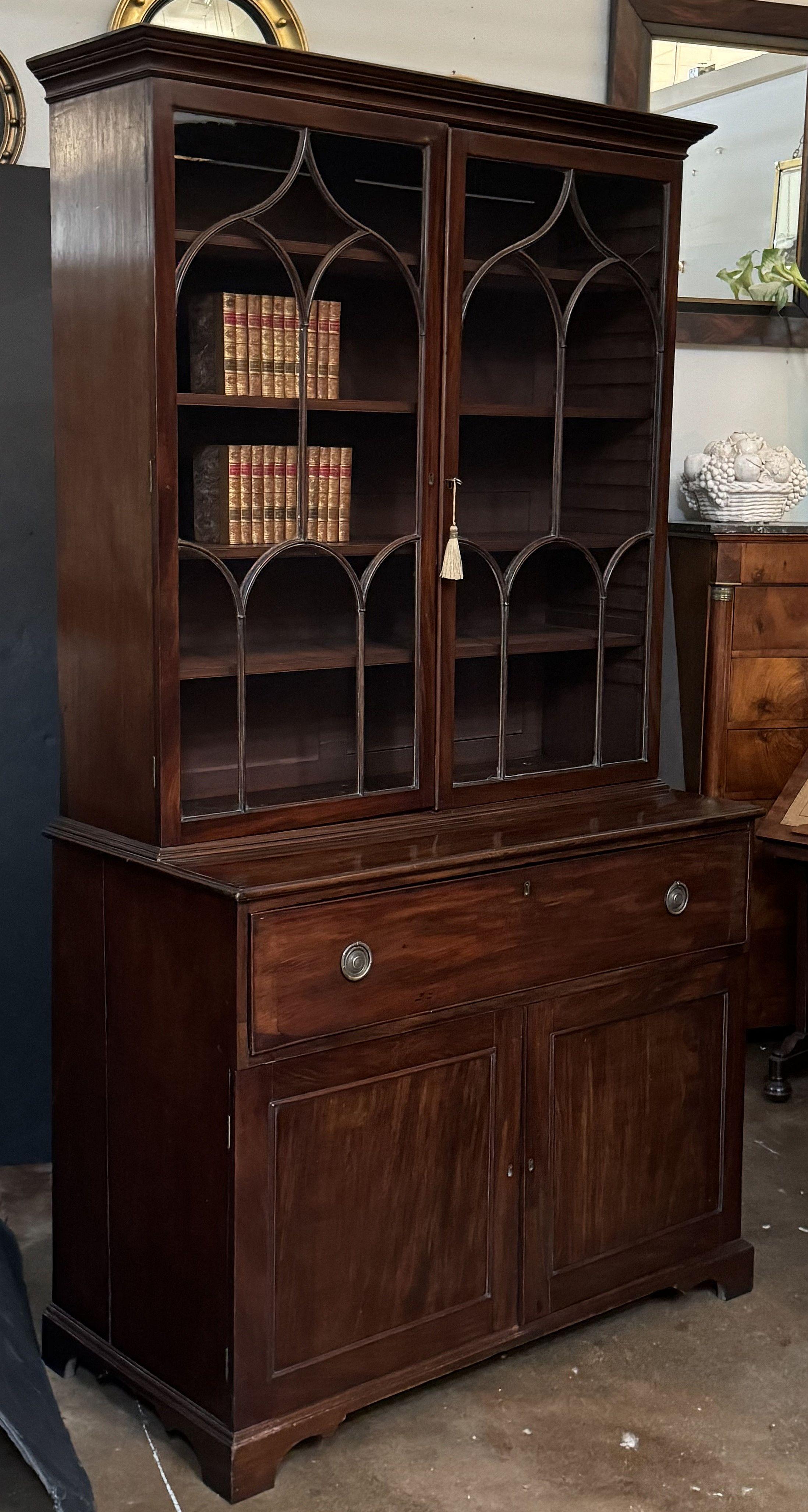 George III Double Secretary Bookcase of Mahogany in vendita 3