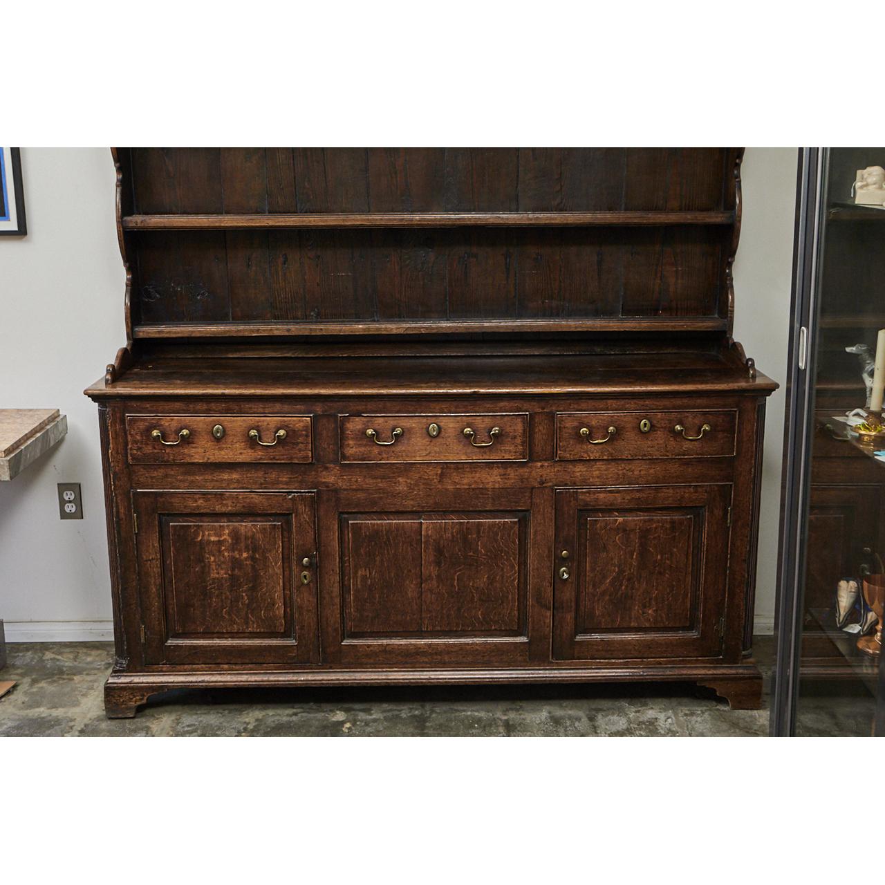 George III Dresser In Good Condition For Sale In Culver City, CA