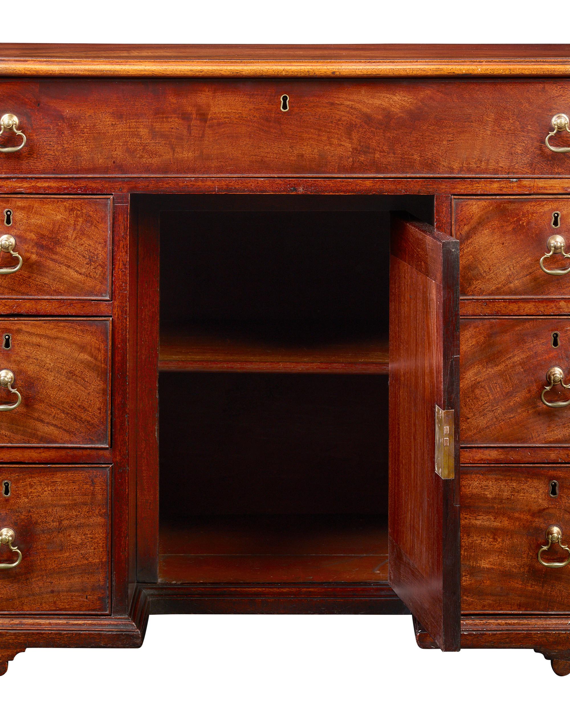 George III Dressing Table by Thomas Chippendale In Excellent Condition In New Orleans, LA