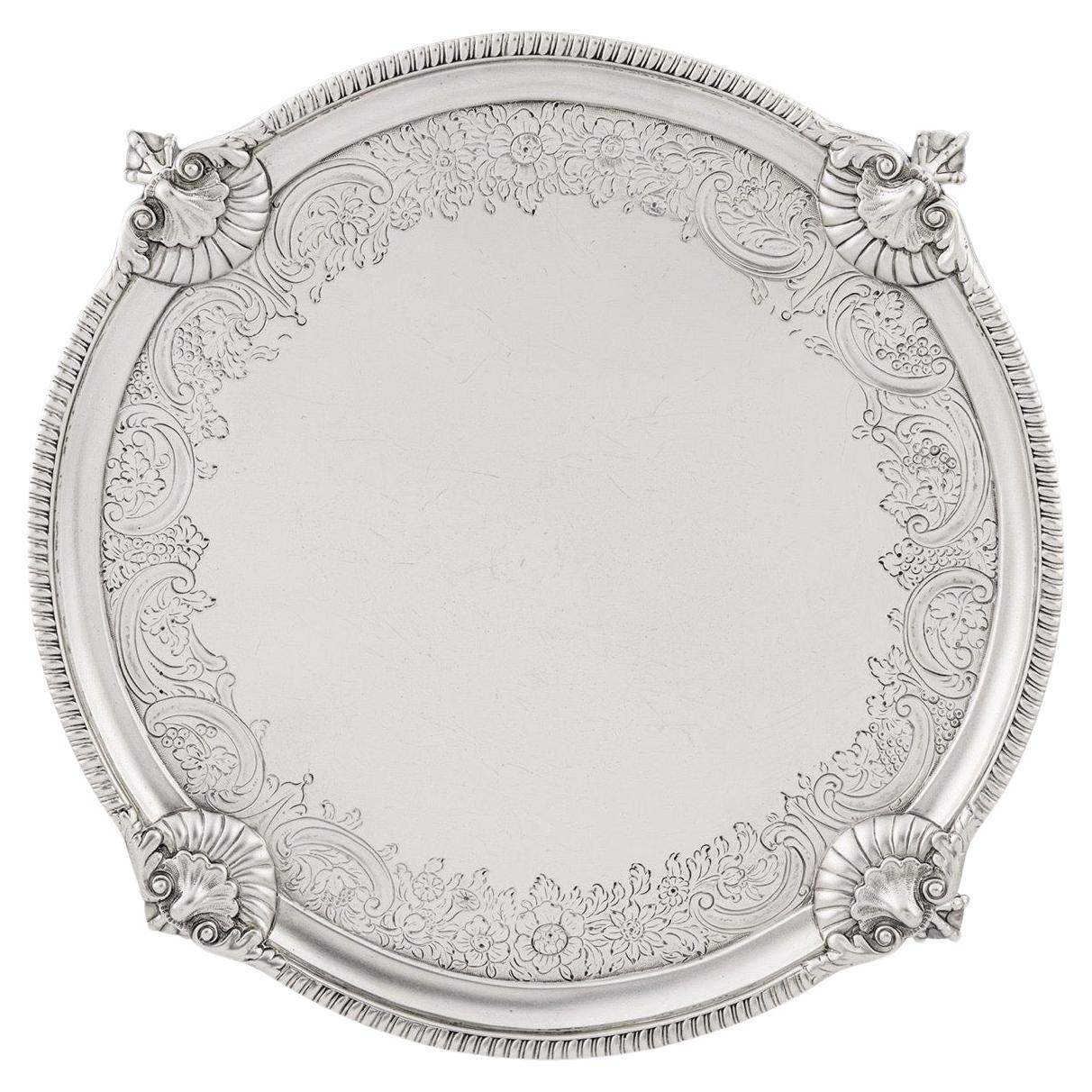 Eine sehr ungewöhnliche George III Drinks Salver Made in Edinburgh im Jahre 1810 von Patrick Cunningham & Söhne.

Der Salver steht auf vier detaillierten Klauen- und Kugelfüßen. Der Rand steigt zu einer gadronierten Umrandung an, die mit sehr