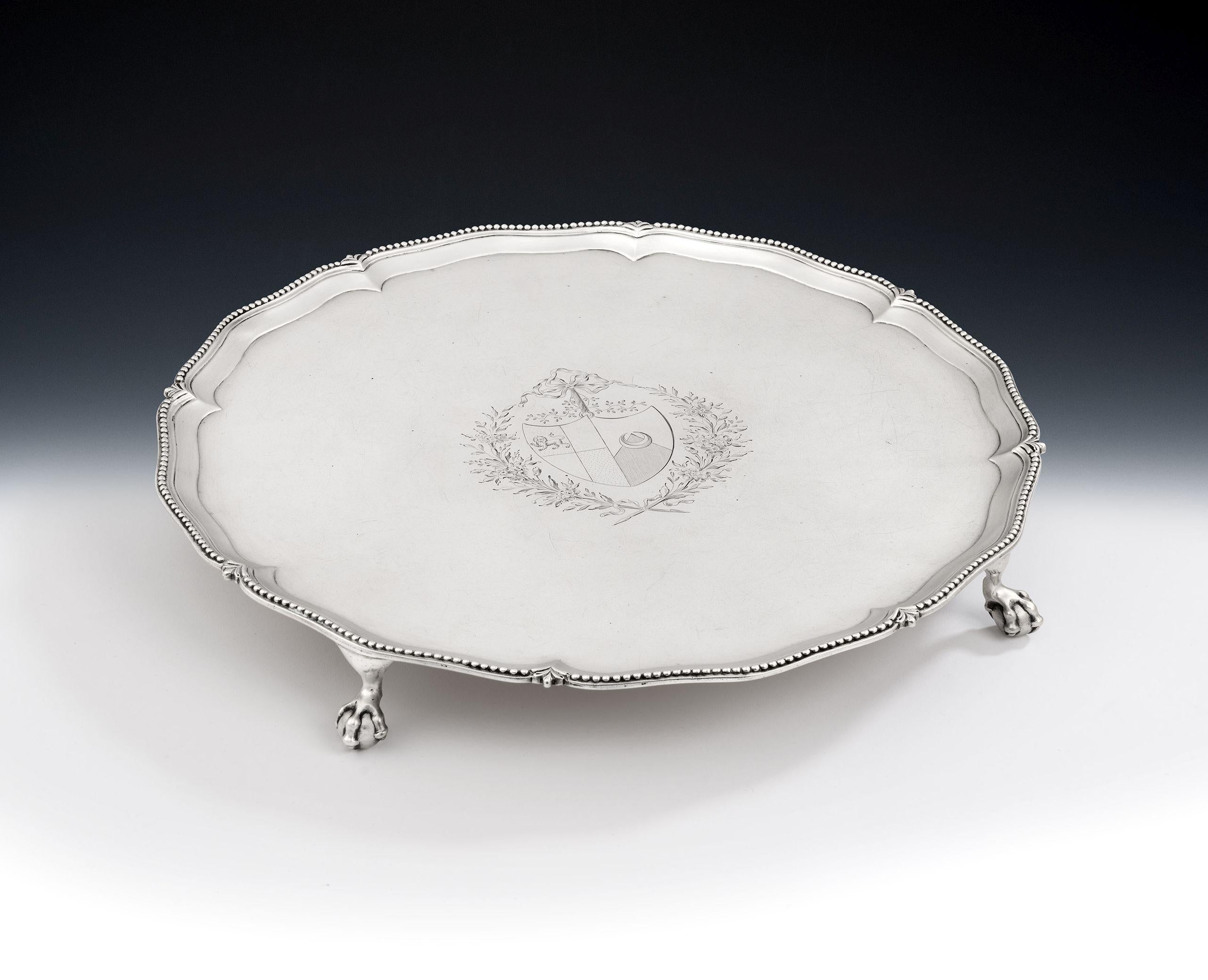 George III.-Getränke Salver, hergestellt in London von Richard Rugg, 1773 (18. Jahrhundert und früher) im Angebot