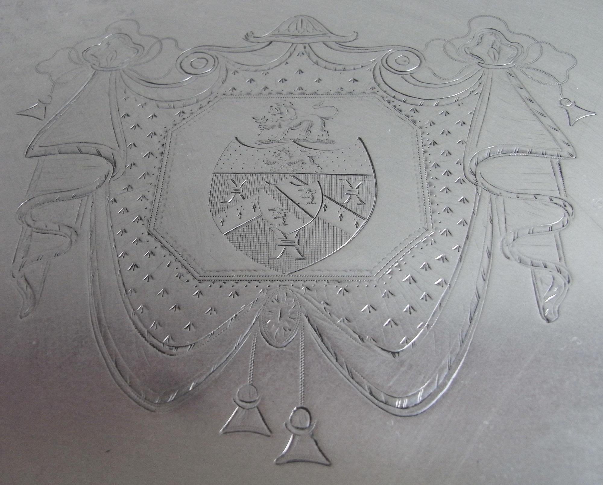Ein sehr schöner, 1791 in London von Thomas Daniel gefertigter Drinks-Salver unter George III.

Der Salver hat eine ovale Form und steht auf vier Plattenfüßen mit Rollenenden. Der erhabene Rand ist mit einem geriffelten Band verziert, und der