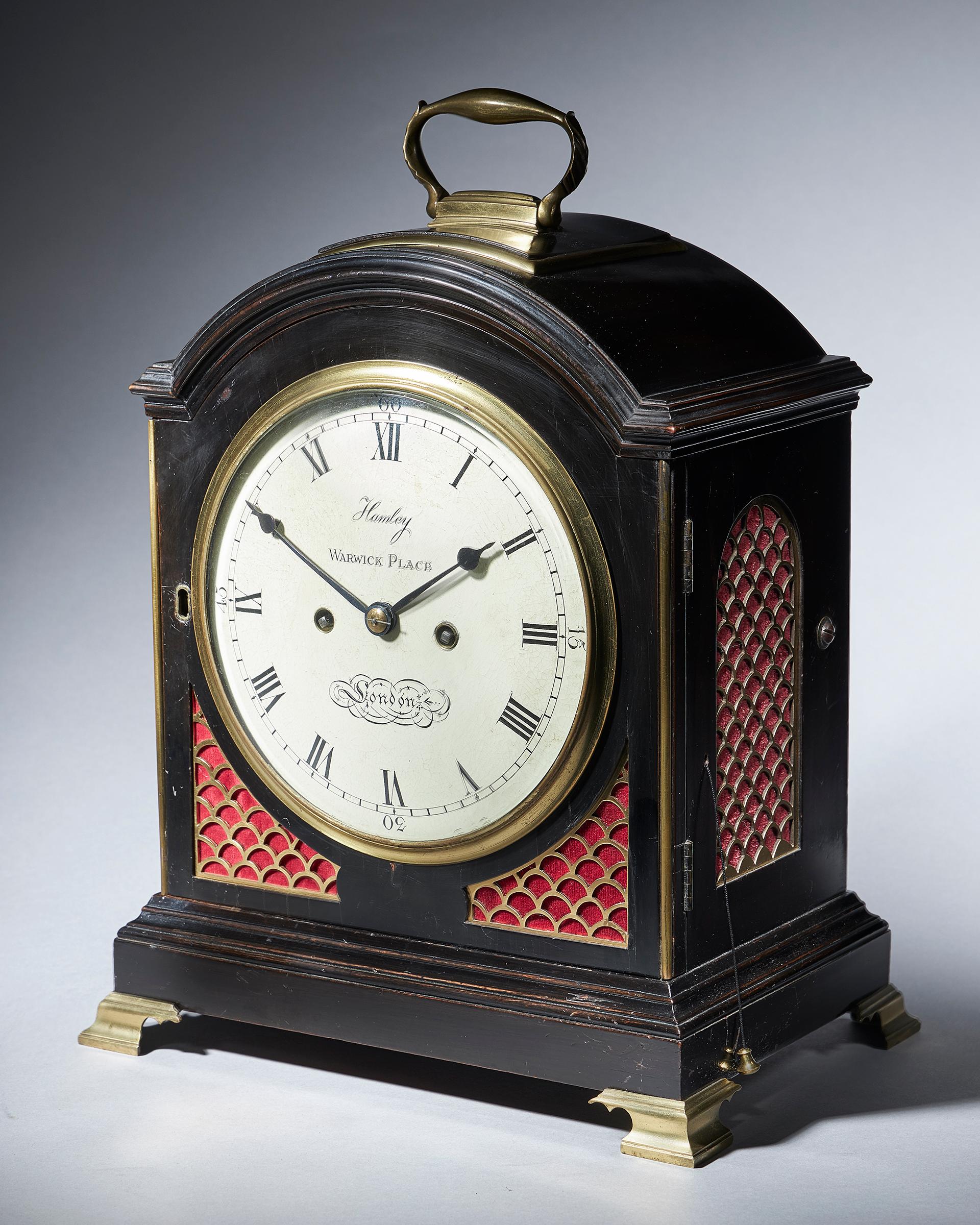 Ravissante horloge de table à huit jours, à double fuseau, en ébène, datant de la fin du règne de George III, avec échappement à verge d'origine et sonnerie à crémaillère par O. Hamley, vers 1800-1815. 

Le coffret supérieur moulé à coussinet