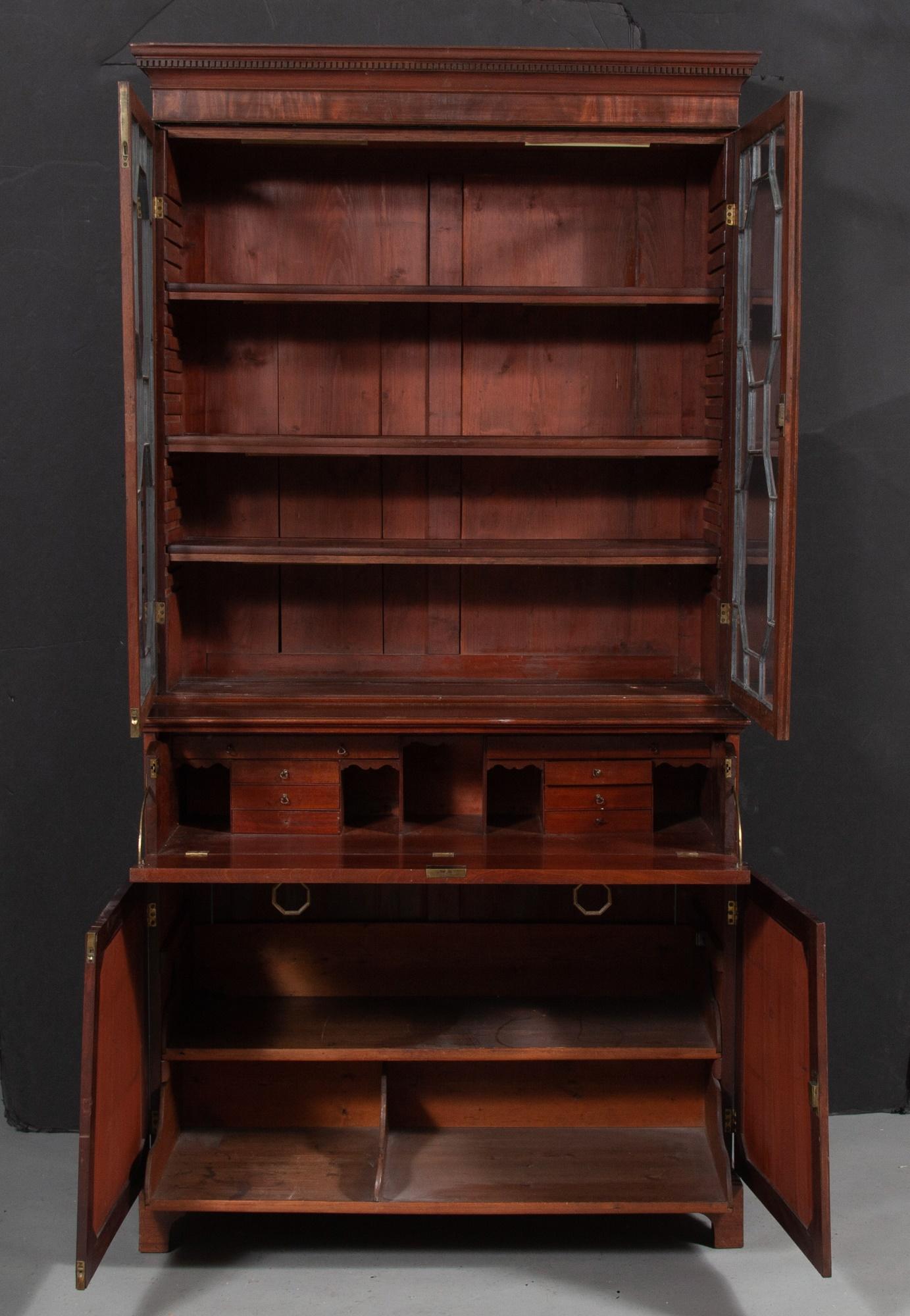 George III English Antique Mahogany Bookcase Secretary Desk circa 1780 (George III.) im Angebot