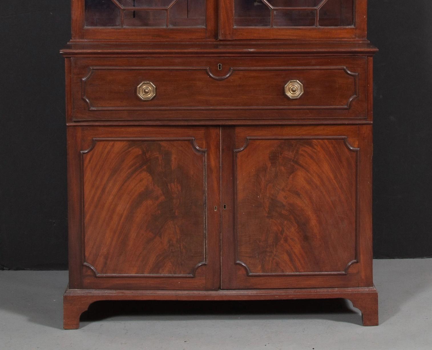 George III English Antique Mahogany Bookcase Secretary Desk circa 1780 (Englisch) im Angebot