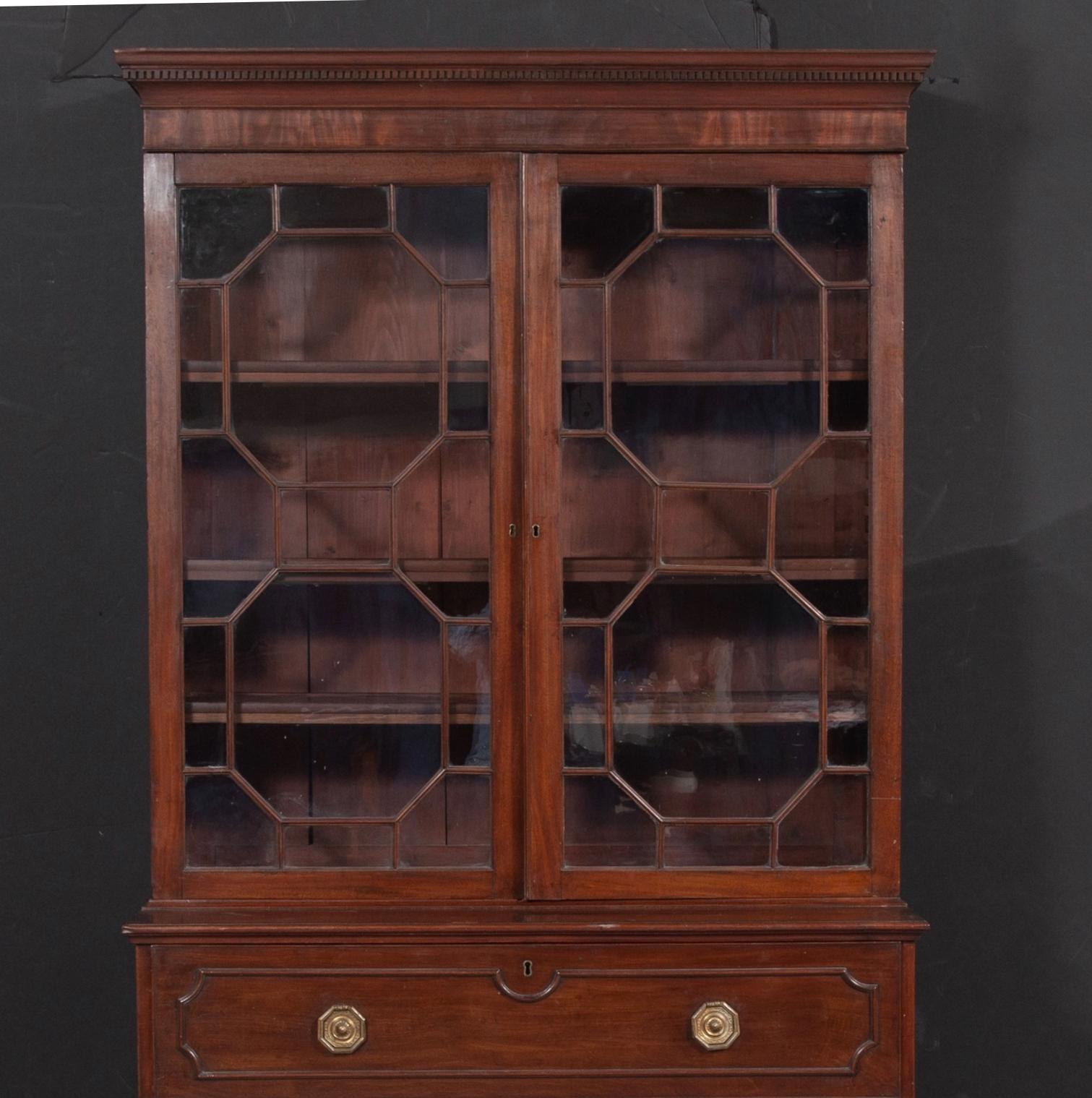 George III English Antique Mahogany Bookcase Secretary Desk circa 1780 (Handgeschnitzt) im Angebot