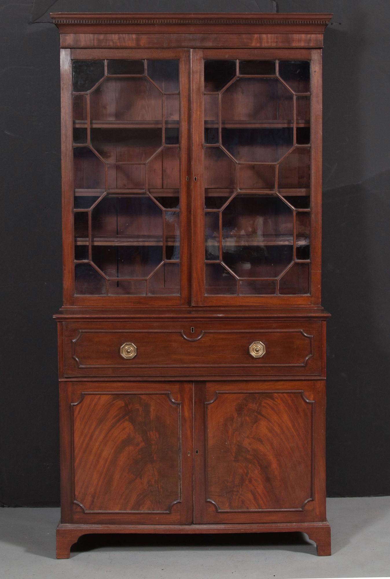 George III English Antique Mahogany Bookcase Secretary Desk circa 1780 im Zustand „Gut“ im Angebot in Tarry Town, NY