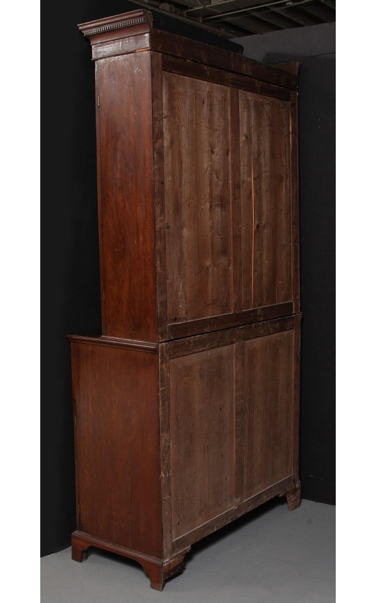 George III English Antique Mahogany Bookcase Secretary Desk circa 1780 (Spätes 18. Jahrhundert) im Angebot