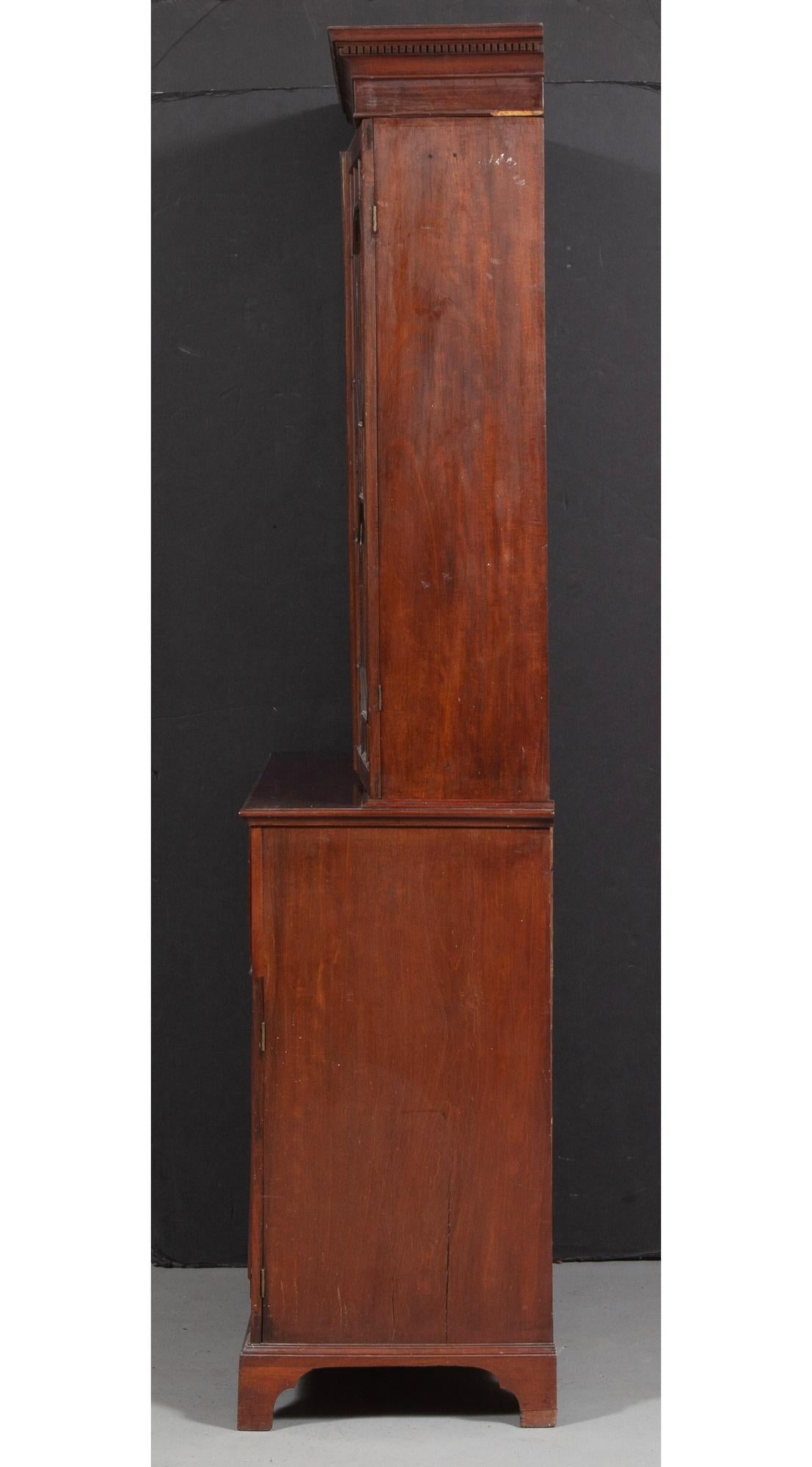 George III English Antique Mahogany Bookcase Secretary Desk circa 1780 (Mahagoni) im Angebot