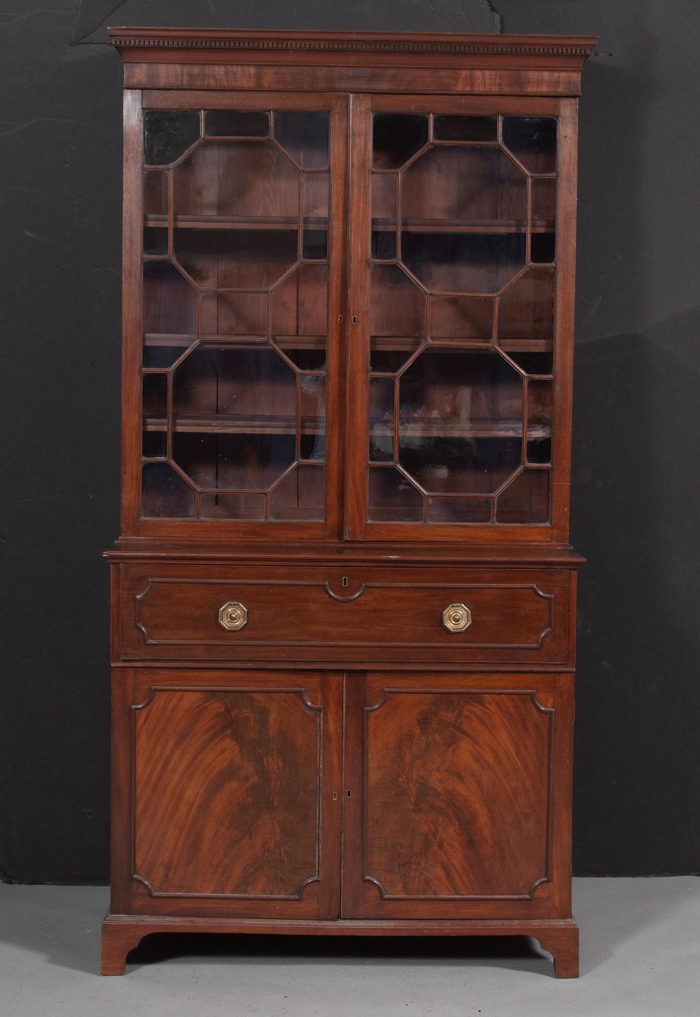 George III English Antique Mahogany Bookcase Secretary Desk circa 1780 im Angebot 1