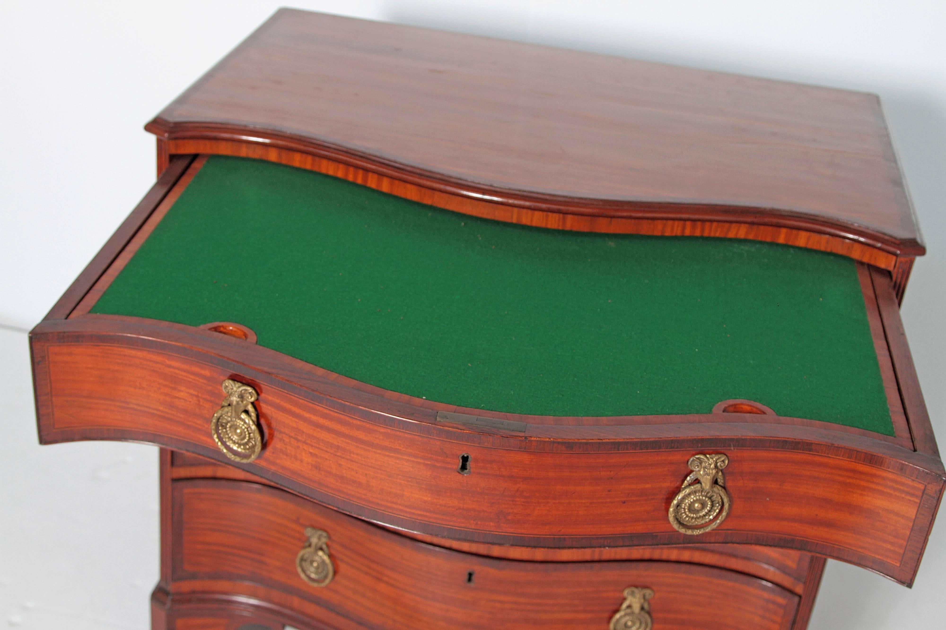 George III English Bachelor's Chest of Satinwood and Mahogany In Good Condition In Dallas, TX