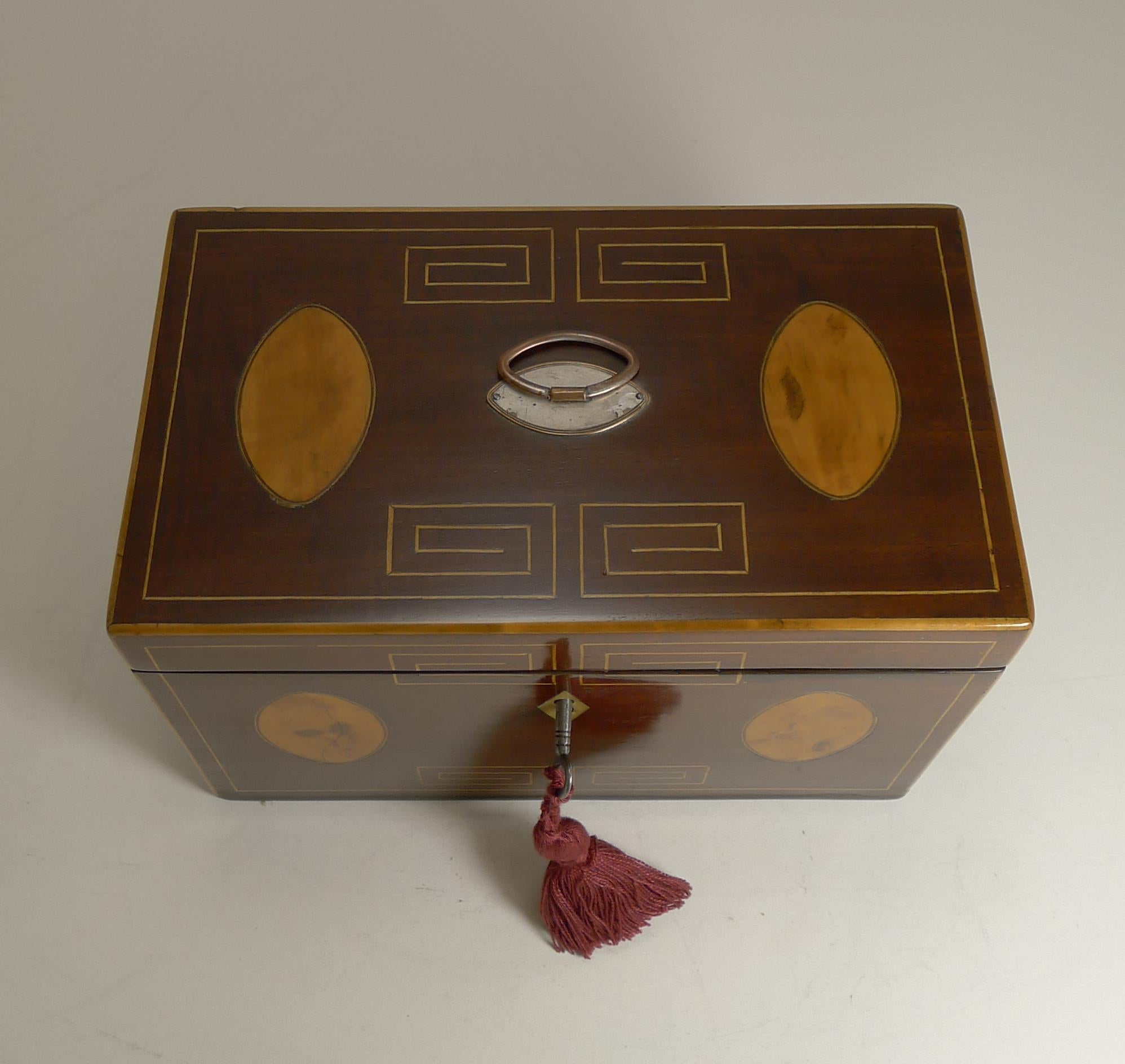 George III. Englische Teedose aus Mahagoni mit Intarsien:: um 1820 im Angebot 1
