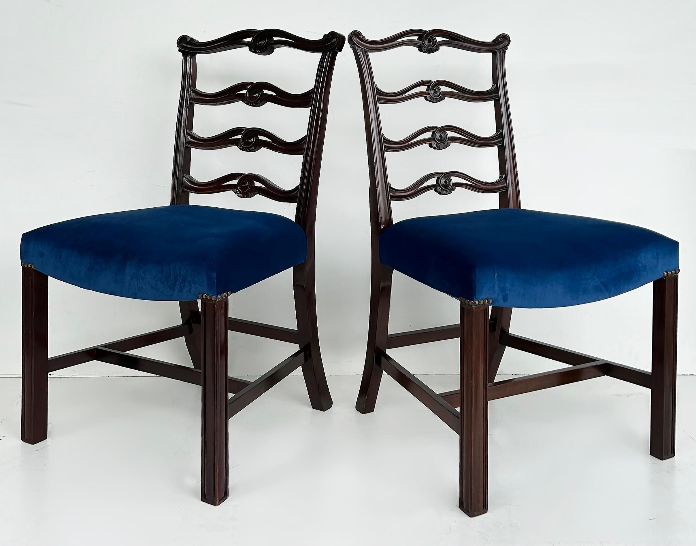 Set di 6 sedie da pranzo George III English Ladderback, rivestimento in velluto pregiato 

In vendita un set di sei raffinate sedie da pranzo inglesi di Giorgio III con schienale a scaletta, rivestite in velluto. Le sedie sono caratterizzate da