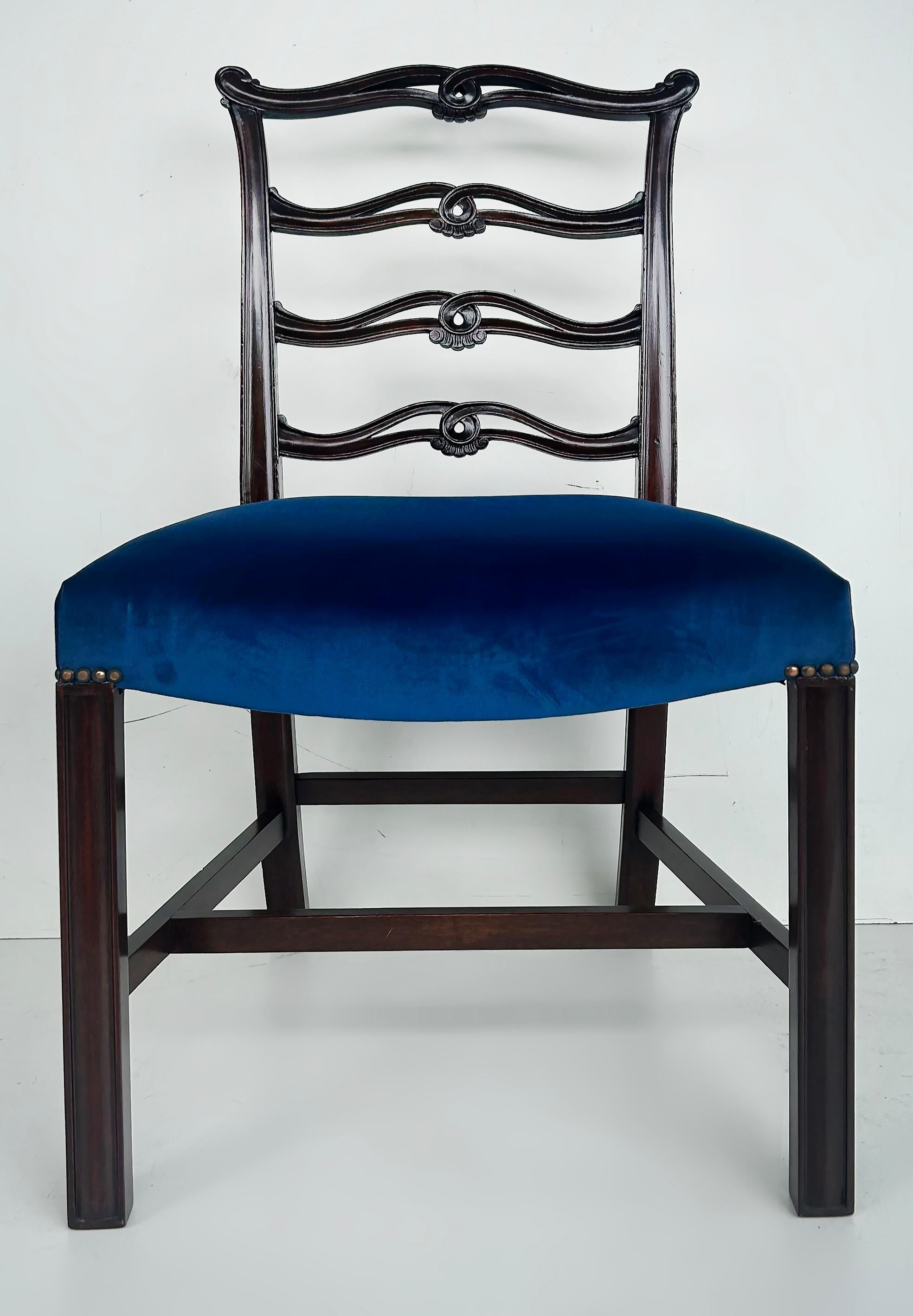 Giorgio III Set di 6 sedie da pranzo George III English Ladderback, rivestimento in velluto pregiato in vendita