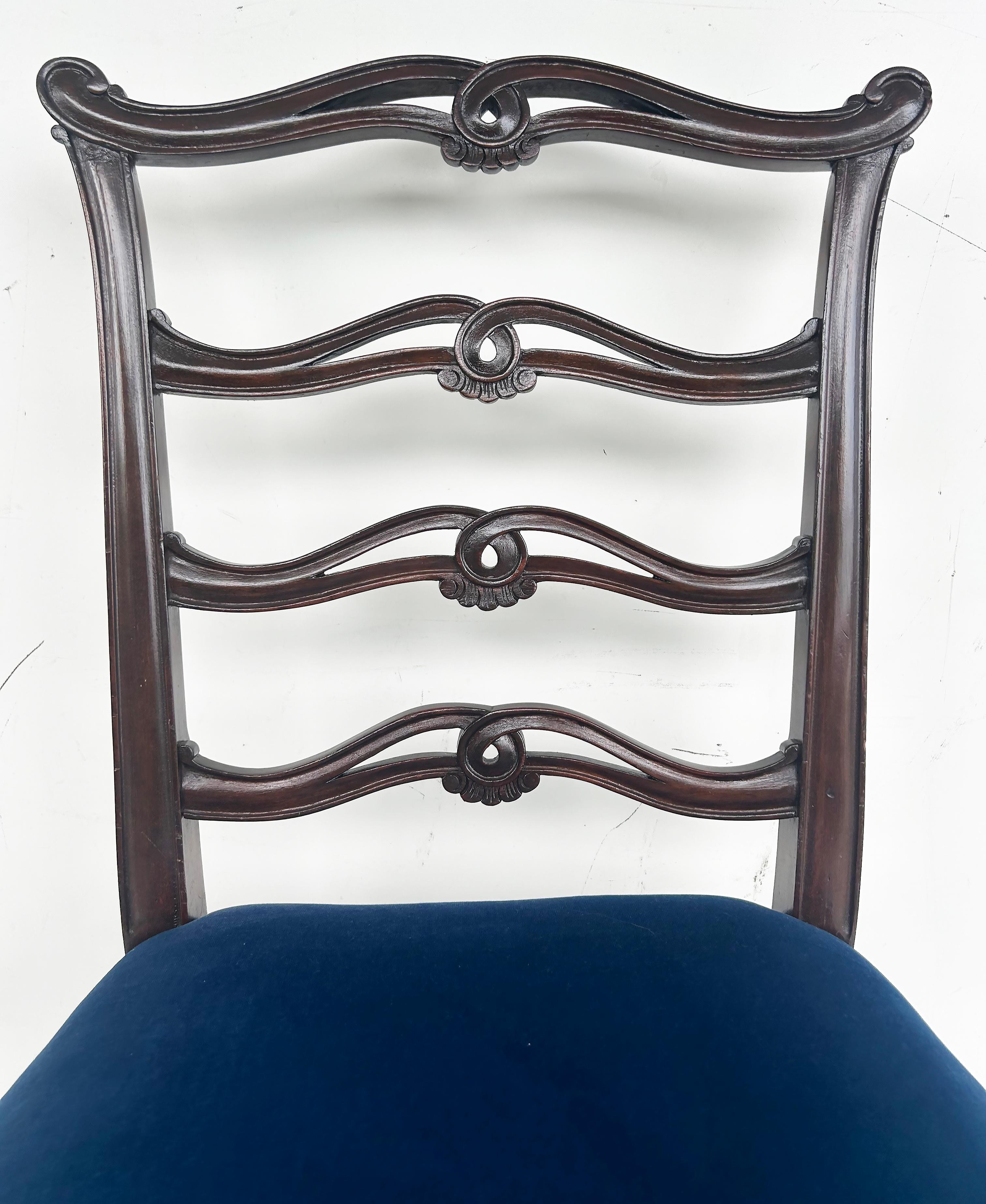 Inglese Set di 6 sedie da pranzo George III English Ladderback, rivestimento in velluto pregiato in vendita
