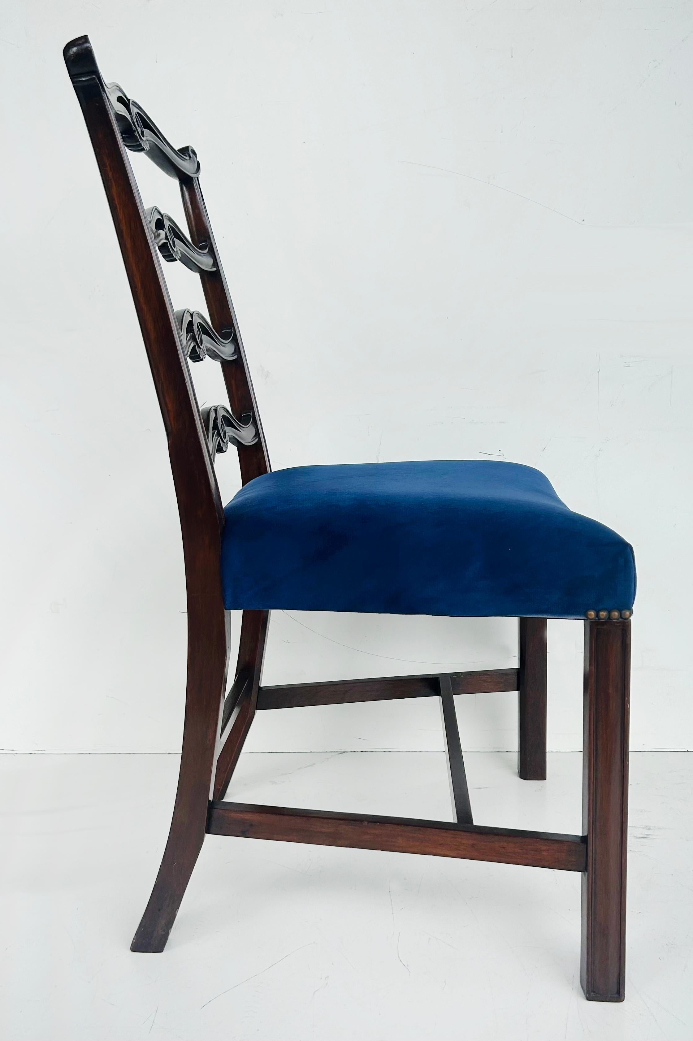 XIX secolo Set di 6 sedie da pranzo George III English Ladderback, rivestimento in velluto pregiato in vendita