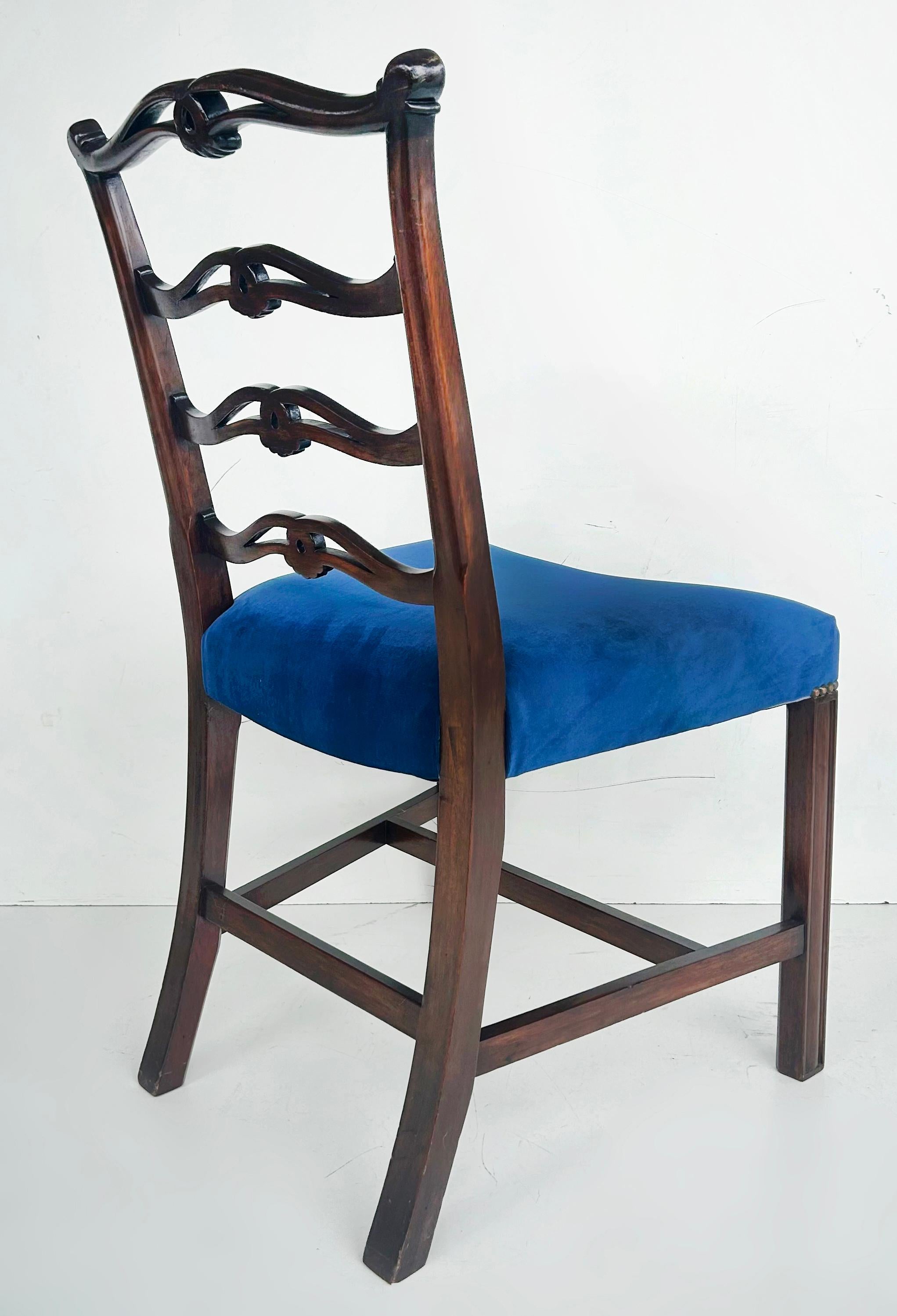 Ottone Set di 6 sedie da pranzo George III English Ladderback, rivestimento in velluto pregiato in vendita