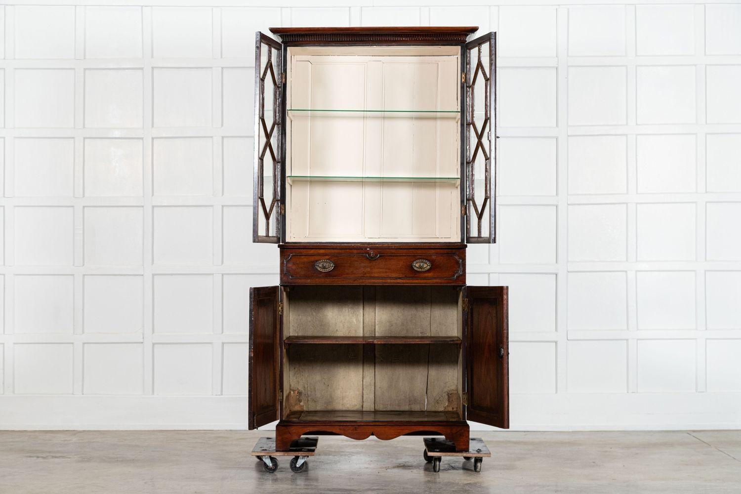 circa 1800
Libreria Secretaire in mogano smaltato di Giorgio II
sku 2041
Insieme L101 x P51 x H204 cm
Base L92 x P51 x H99 cm
Profondità interna della base 45 cm
Top L101 x P44,5 x H105 cm
Profondità del ripiano interno superiore 31.5 cm
Peso 75Kg
