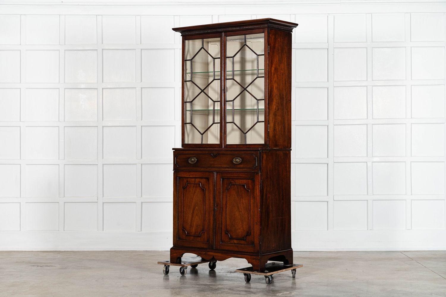 Mogano Libreria secretaire inglese in mogano smaltato di Giorgio III in vendita