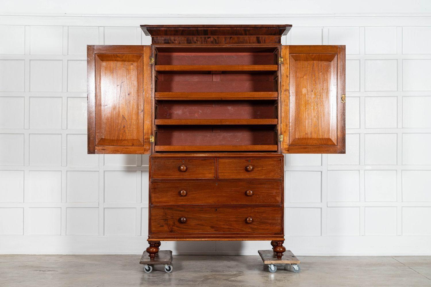 circa 1800
Pressa per il lino in mogano George II-Inglese
sku 2044
Insieme W141 x D62 x H220 cm
Base L127 x P57 x H100 cm
Piano W141 x D62 x H120 cm
Peso 123Kg