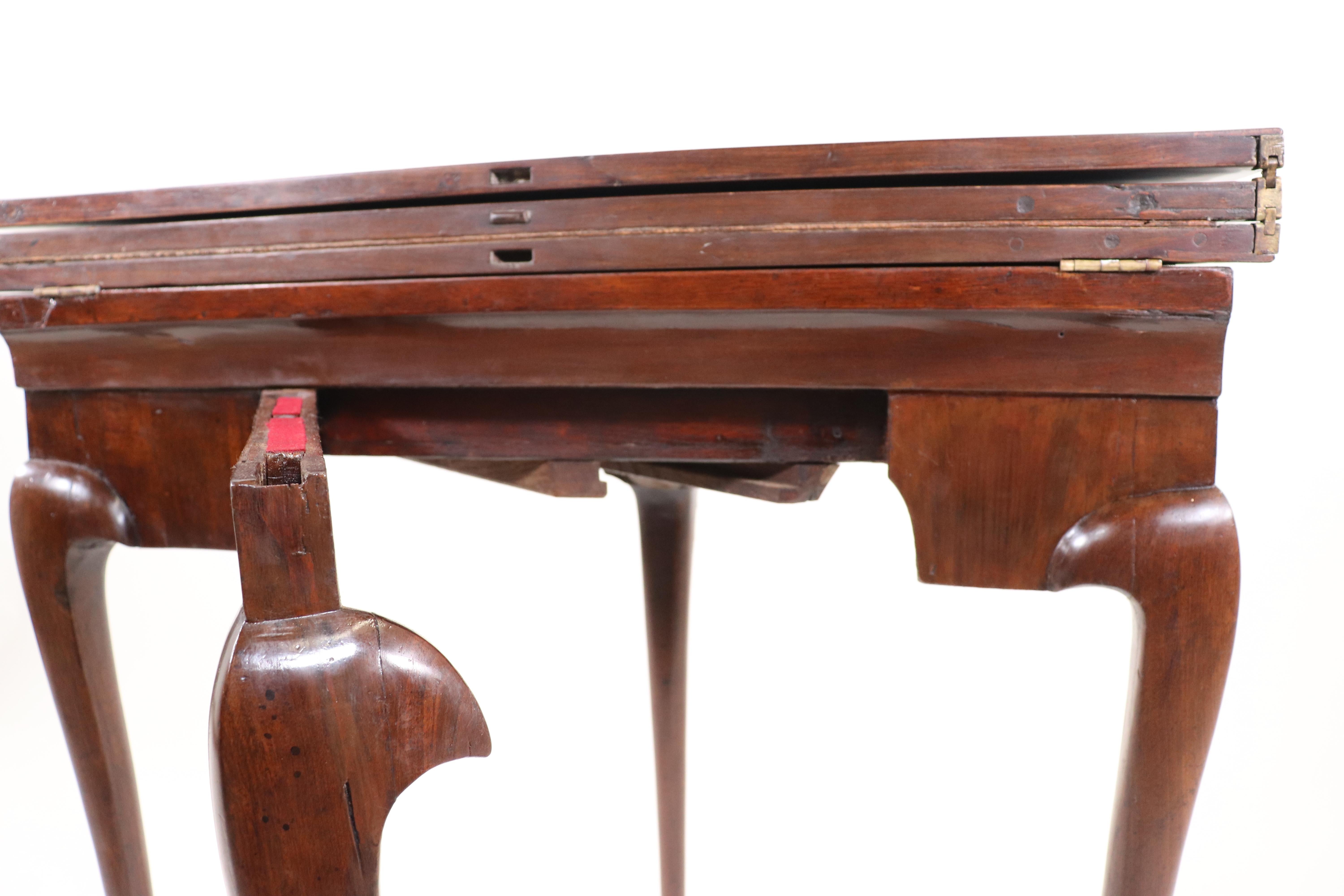 Table de jeu à trois volets en acajou métamorphique Demilune de style anglais George III  en vente 6