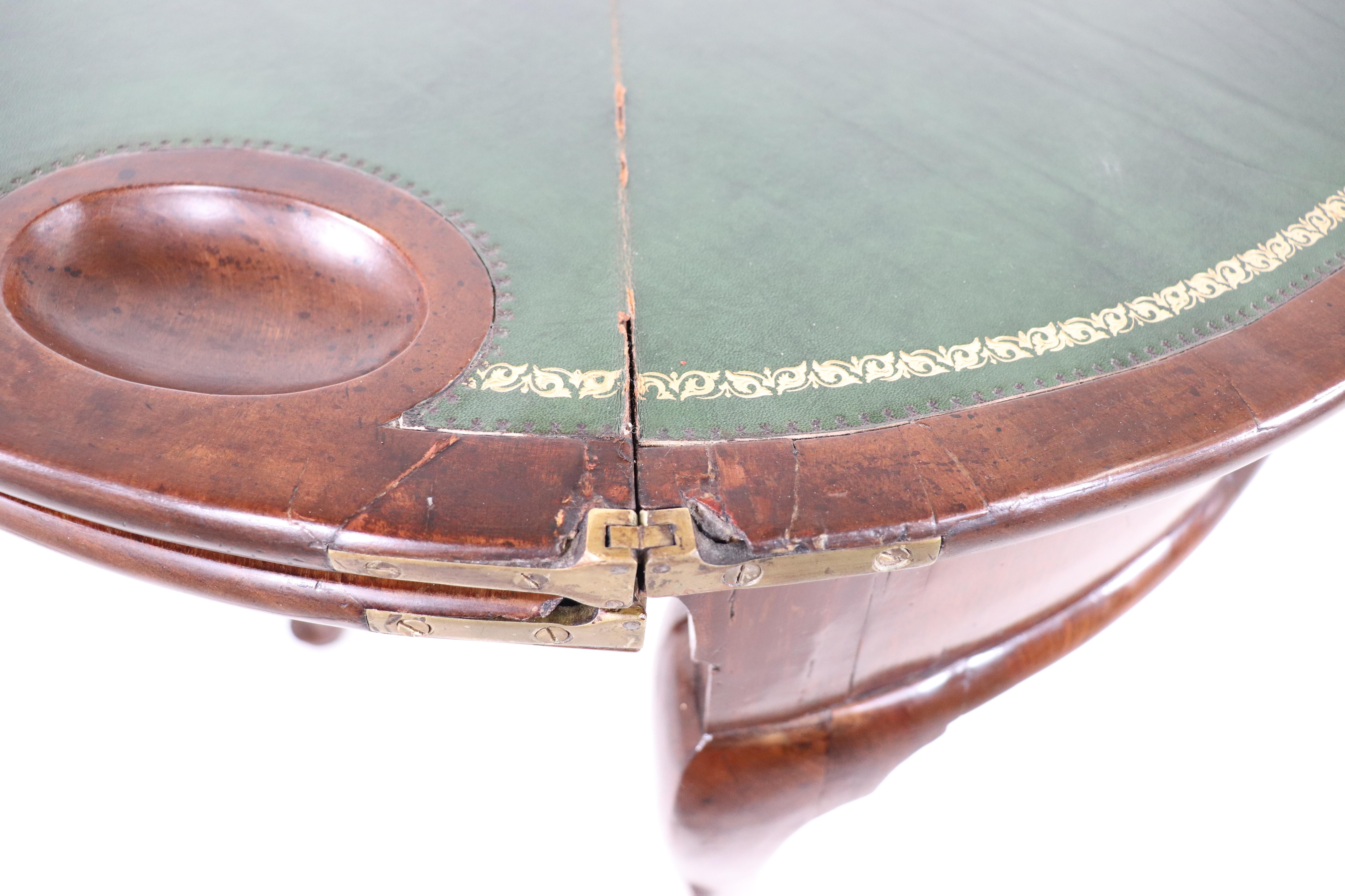 Table de jeu à trois volets en acajou métamorphique Demilune de style anglais George III  en vente 9