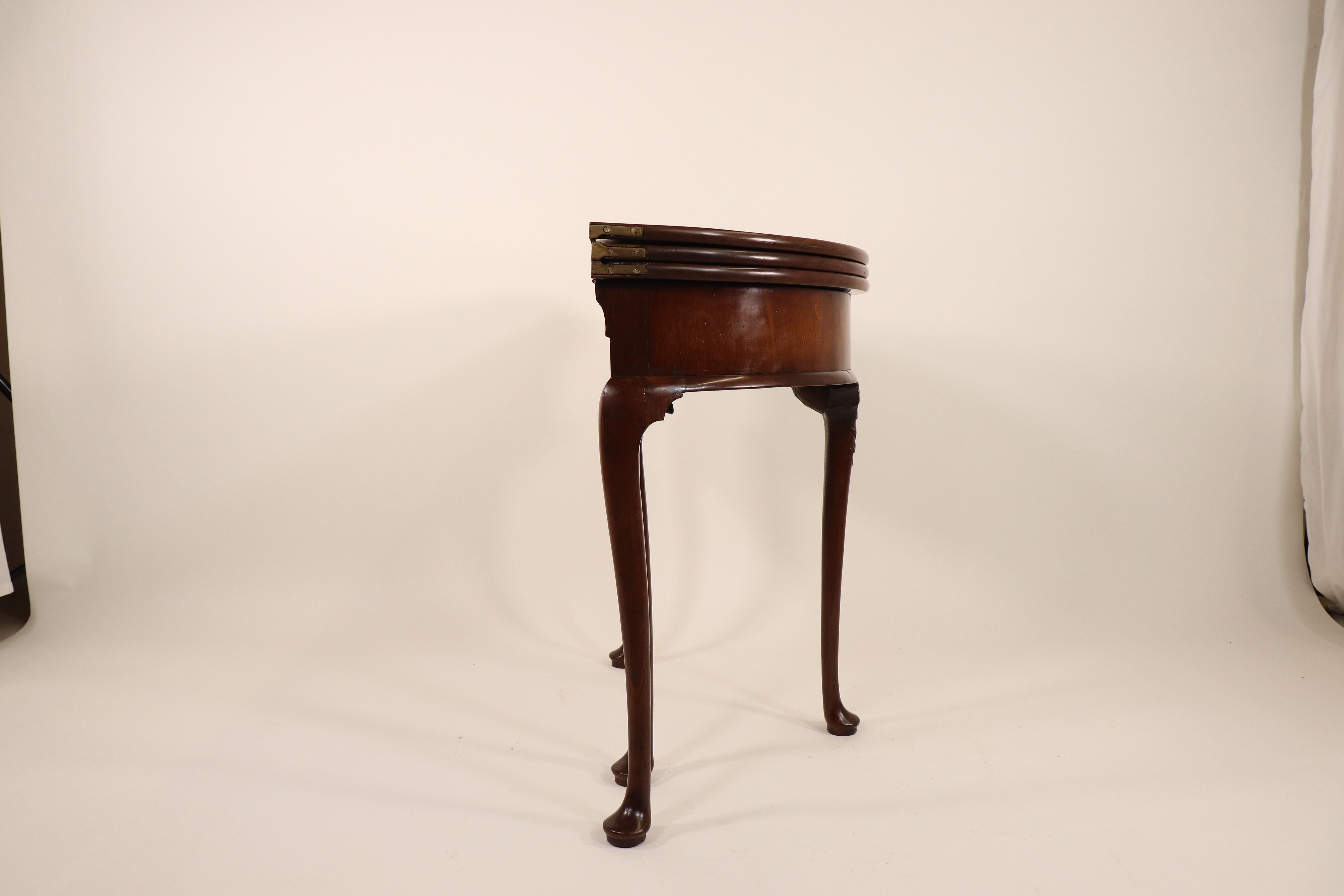 Table de jeu à trois volets en acajou métamorphique Demilune de style anglais George III  en vente 13
