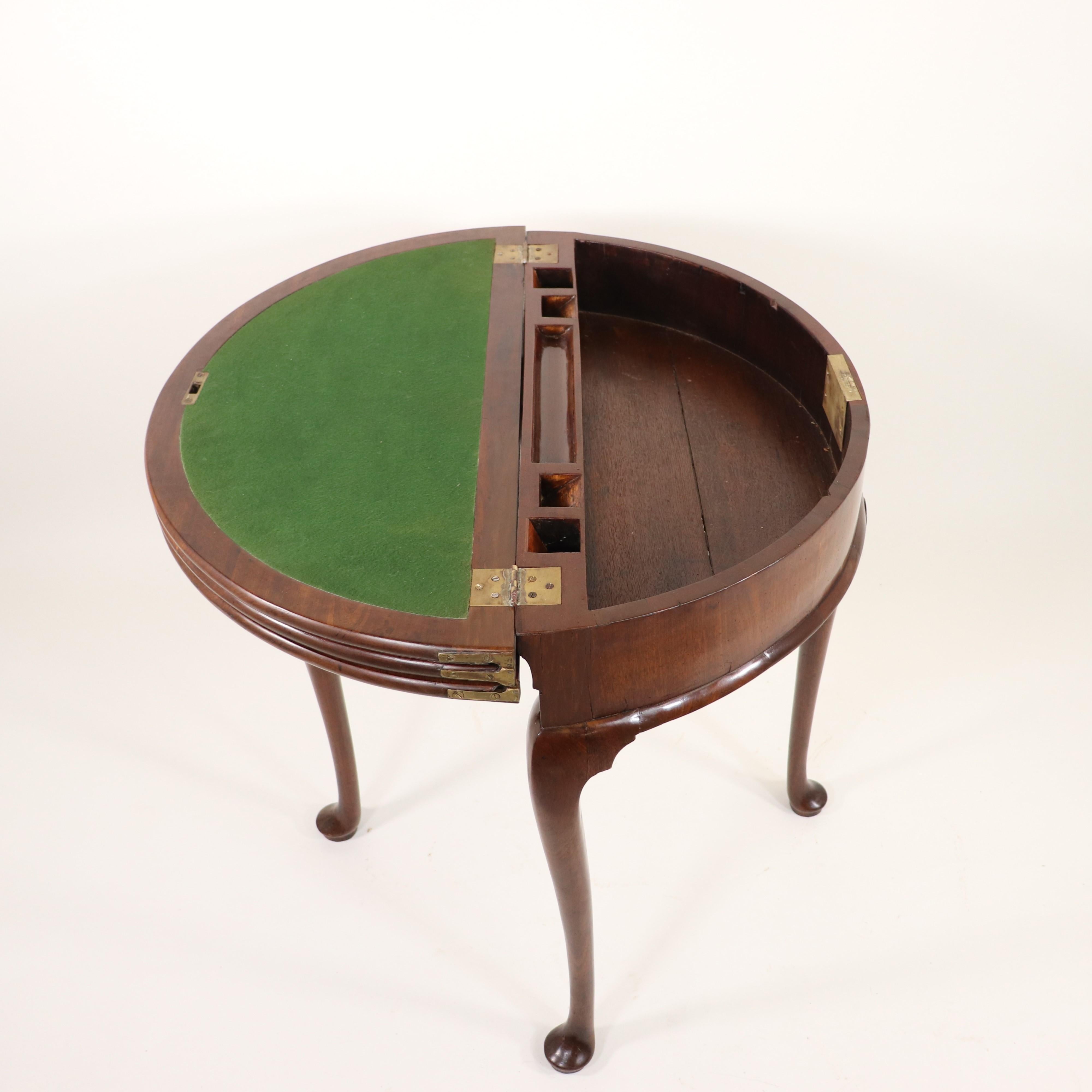 Table de jeu à trois volets en acajou métamorphique Demilune de style anglais George III  Bon état - En vente à Chicago, IL