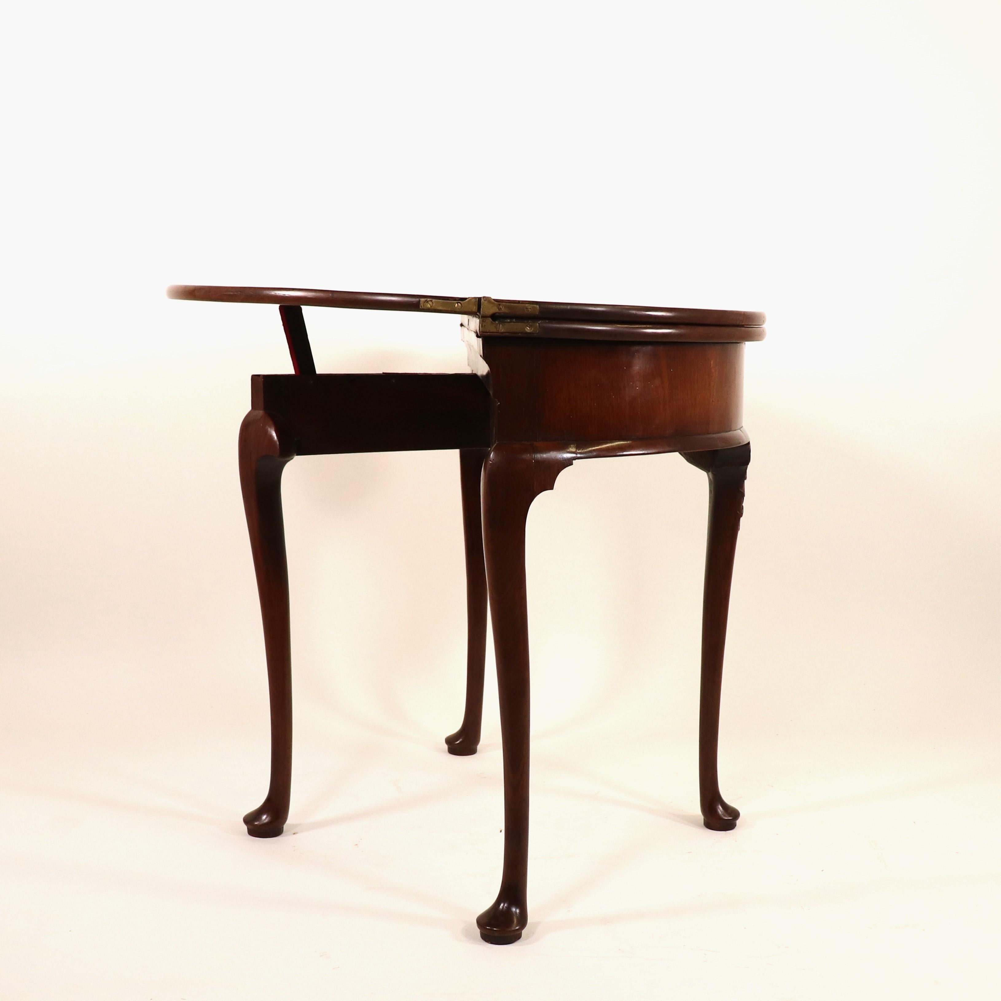 Acajou Table de jeu à trois volets en acajou métamorphique Demilune de style anglais George III  en vente