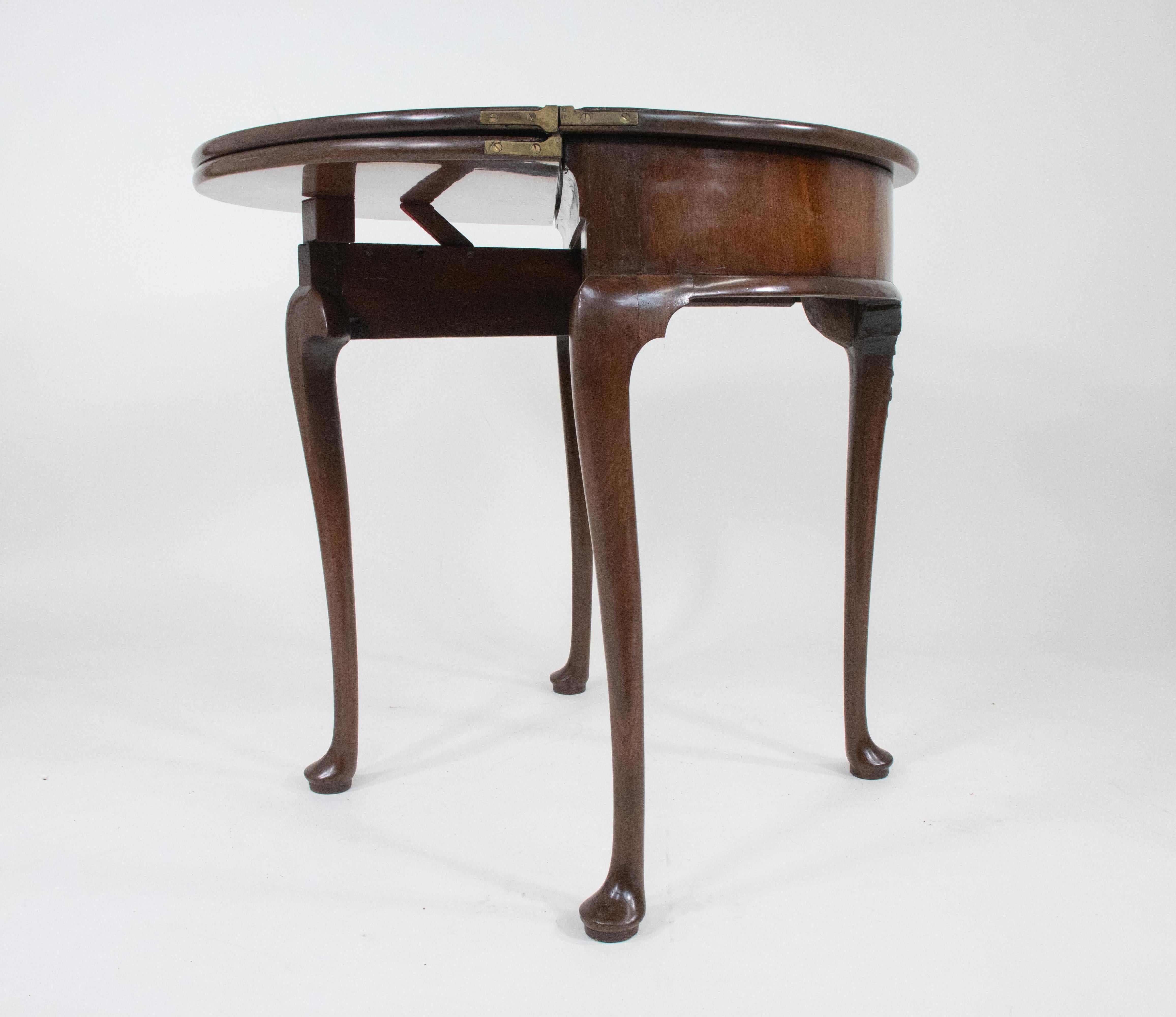 Table de jeu à trois volets en acajou métamorphique Demilune de style anglais George III  en vente 1