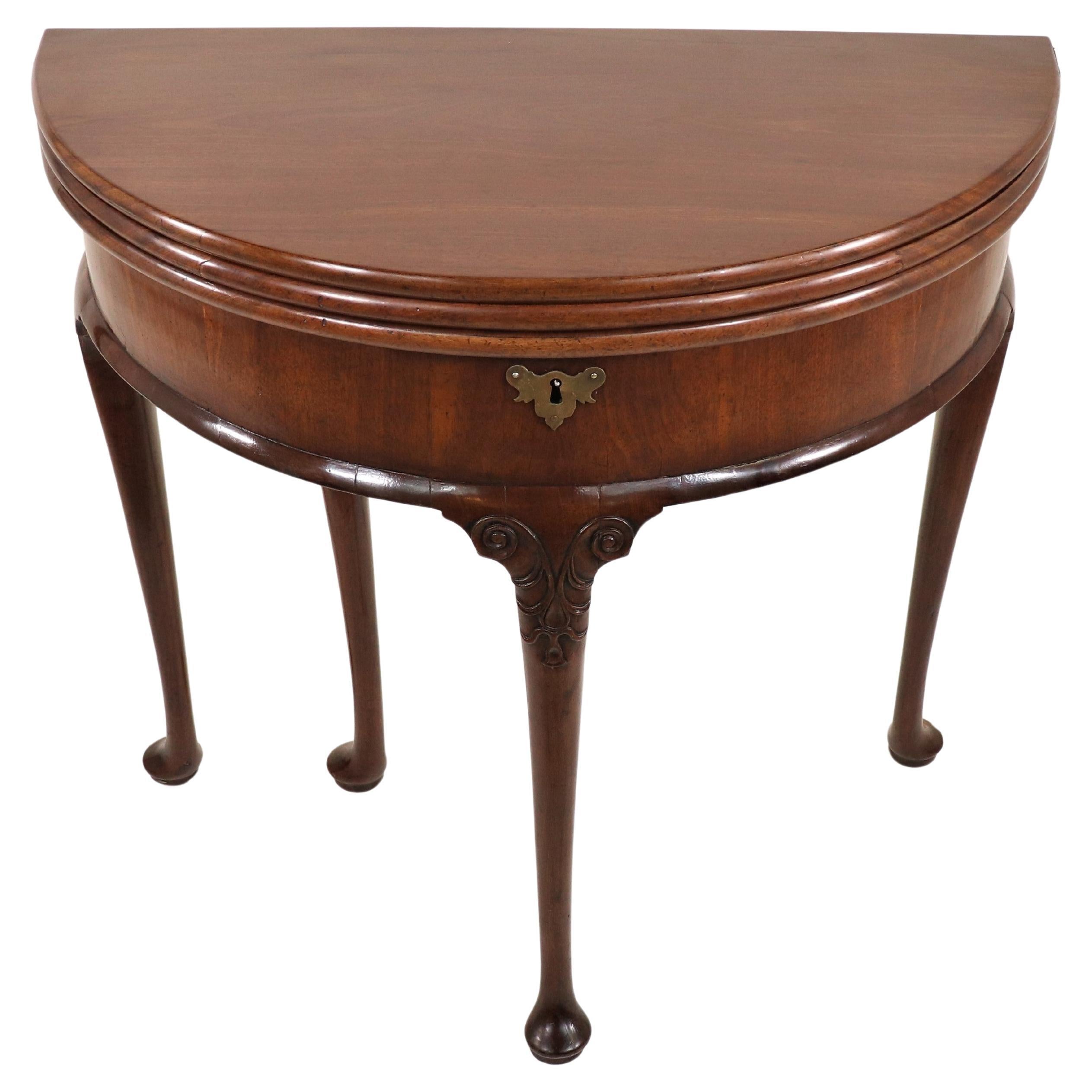 Table de jeu à trois volets en acajou métamorphique Demilune de style anglais George III  en vente