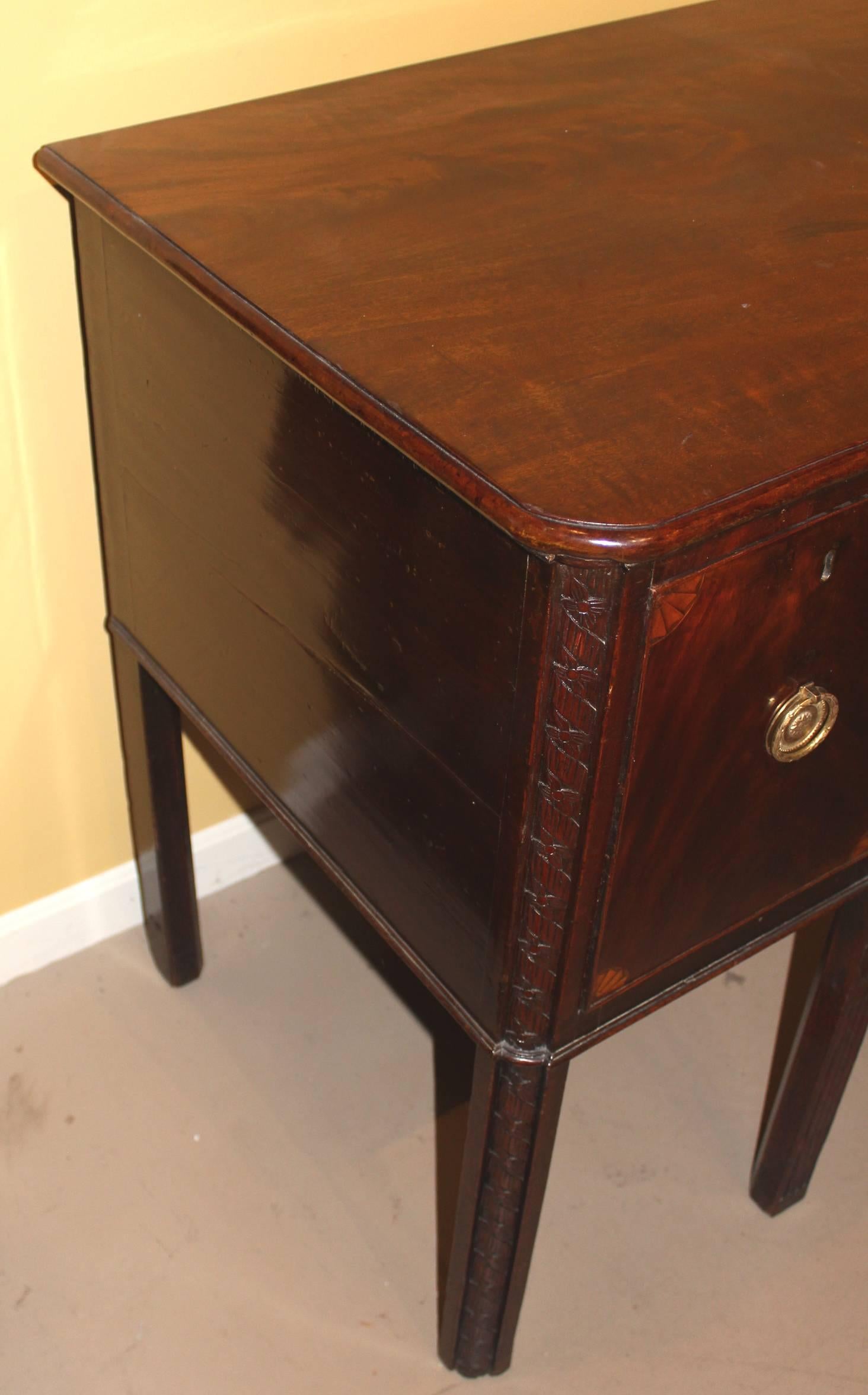 George III English Mahogany Serpentine Sideboard with Quarter Fan Inlay For Sale 2