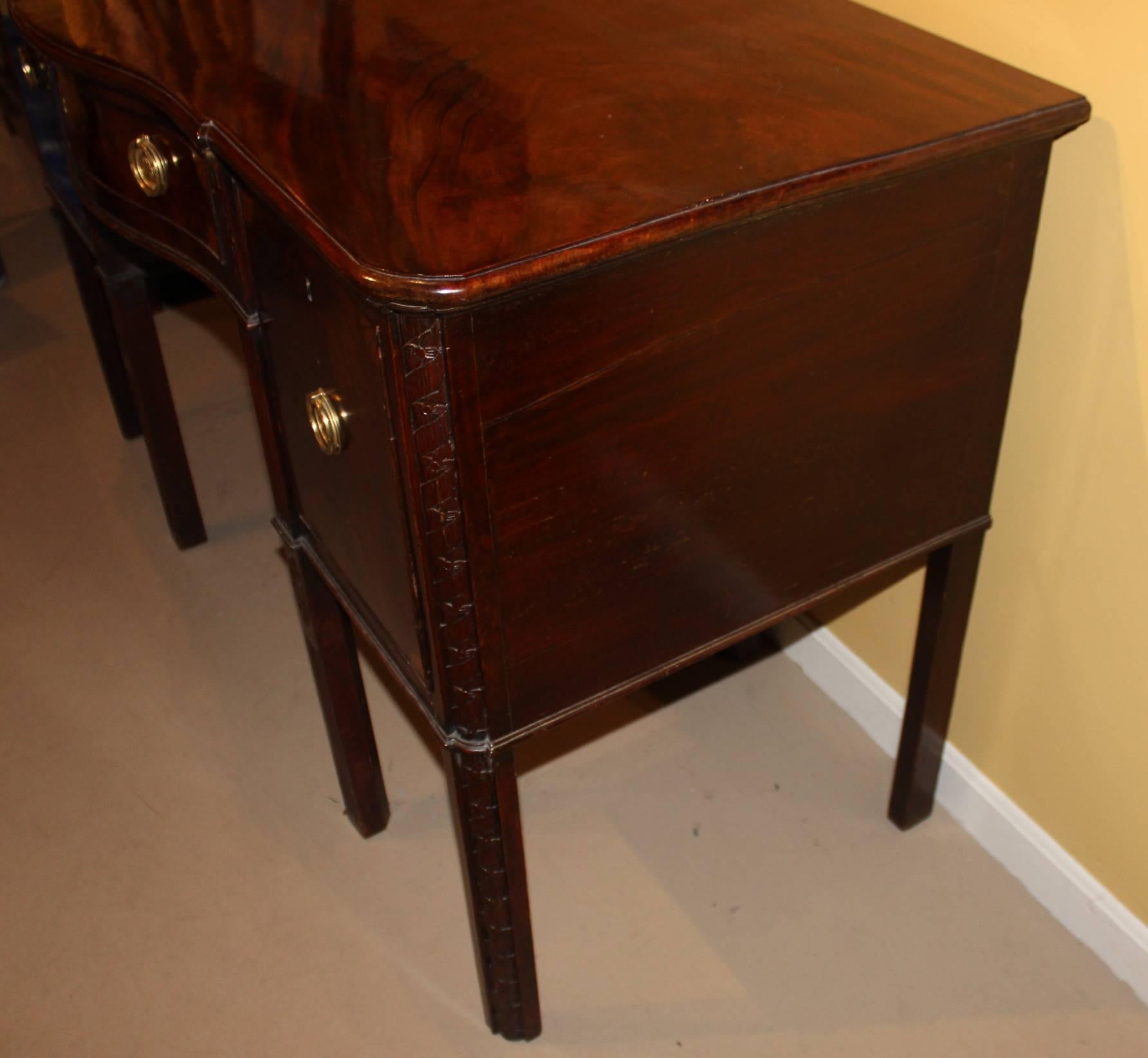 George III English Mahogany Serpentine Sideboard with Quarter Fan Inlay For Sale 3