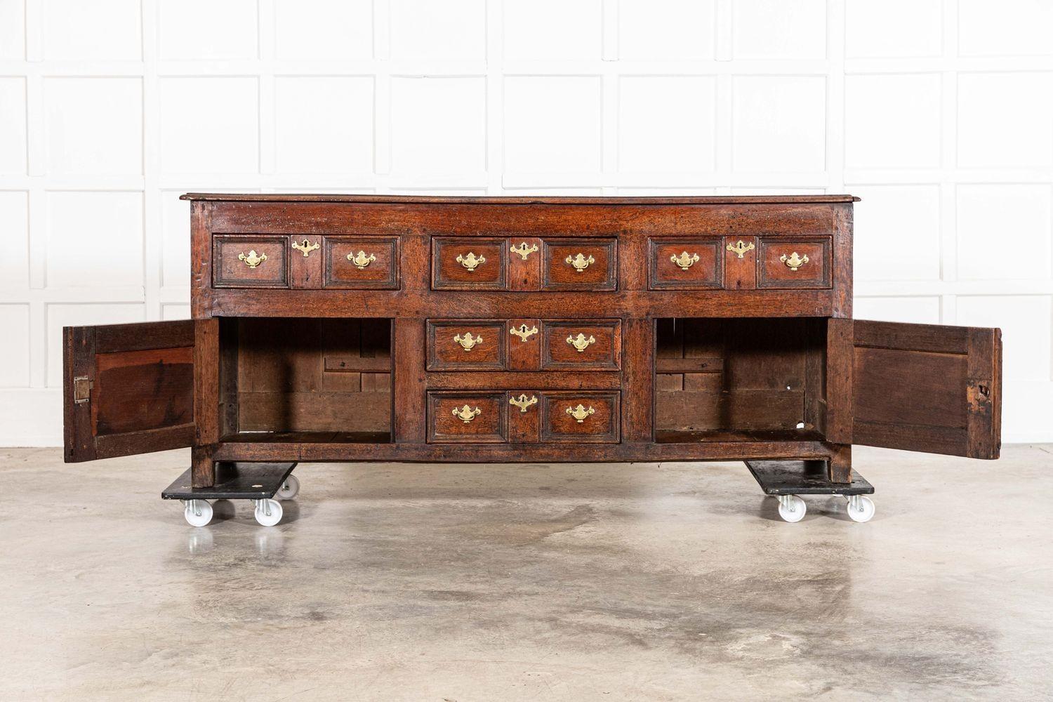 circa 1780
Base per comò George III English Oak
sku 1938
W184 x D46 x H79 cm
Peso 68 kg