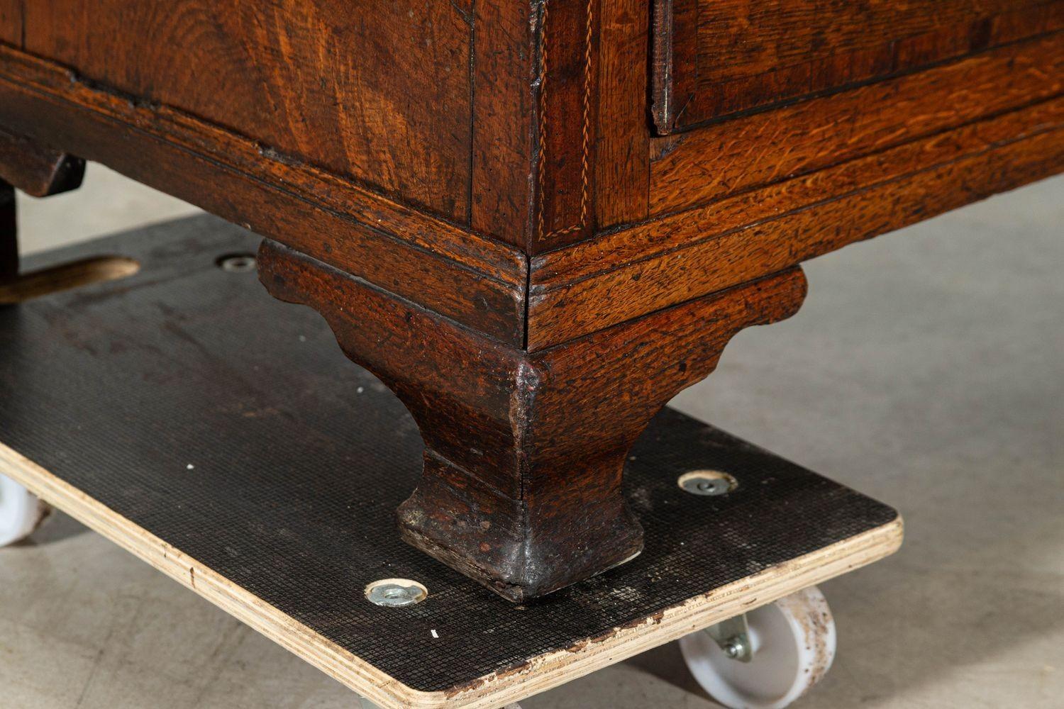 George III English Oak & Mahogany Dresser Base / Chest Drawers en vente 7