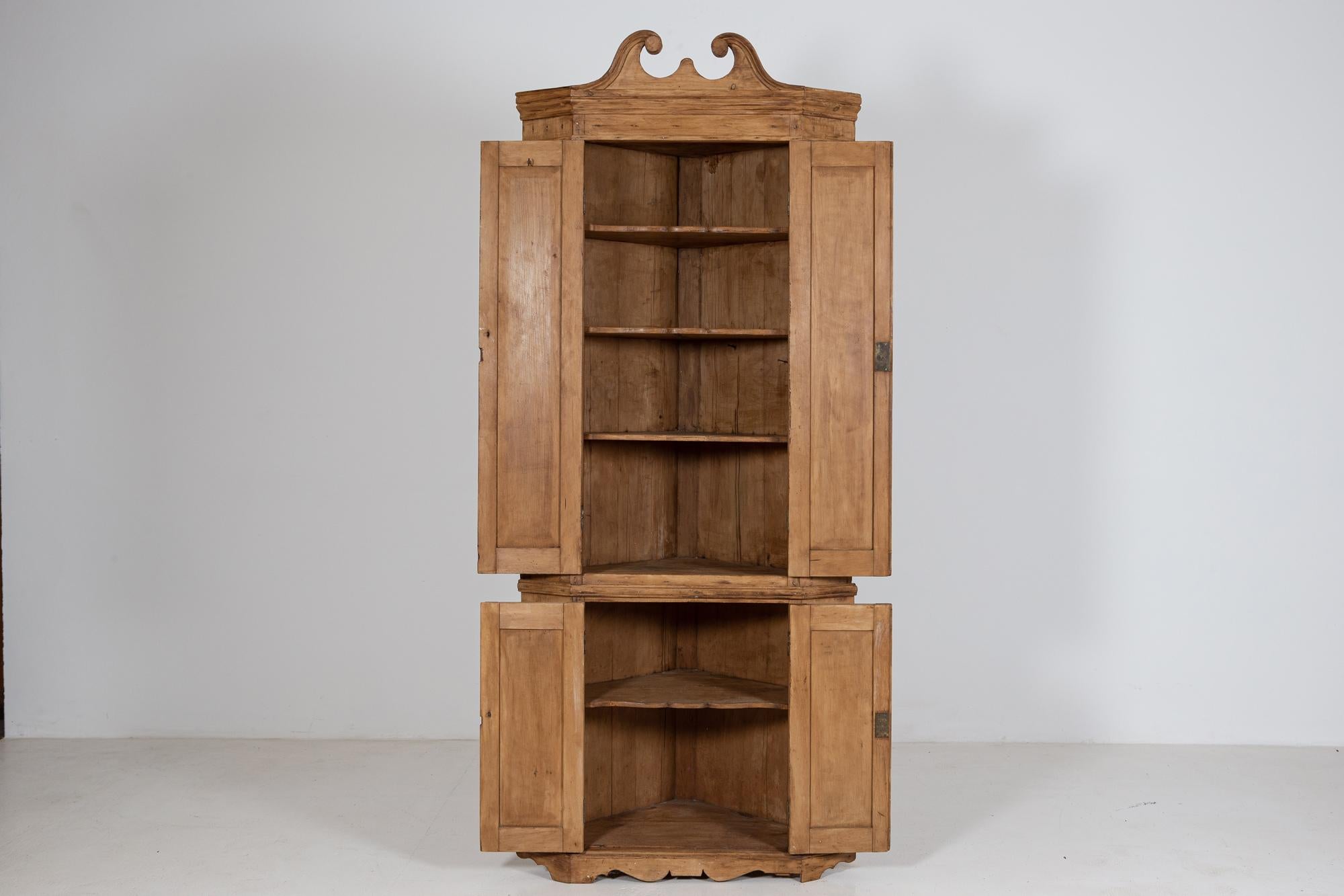 Circa 1770.

An English George III pine two tier corner cupboard with swan neck pediment, fitted four shaped shelves enclosed by two pairs of panelled doors



Measures: W90 x D62 x H220.