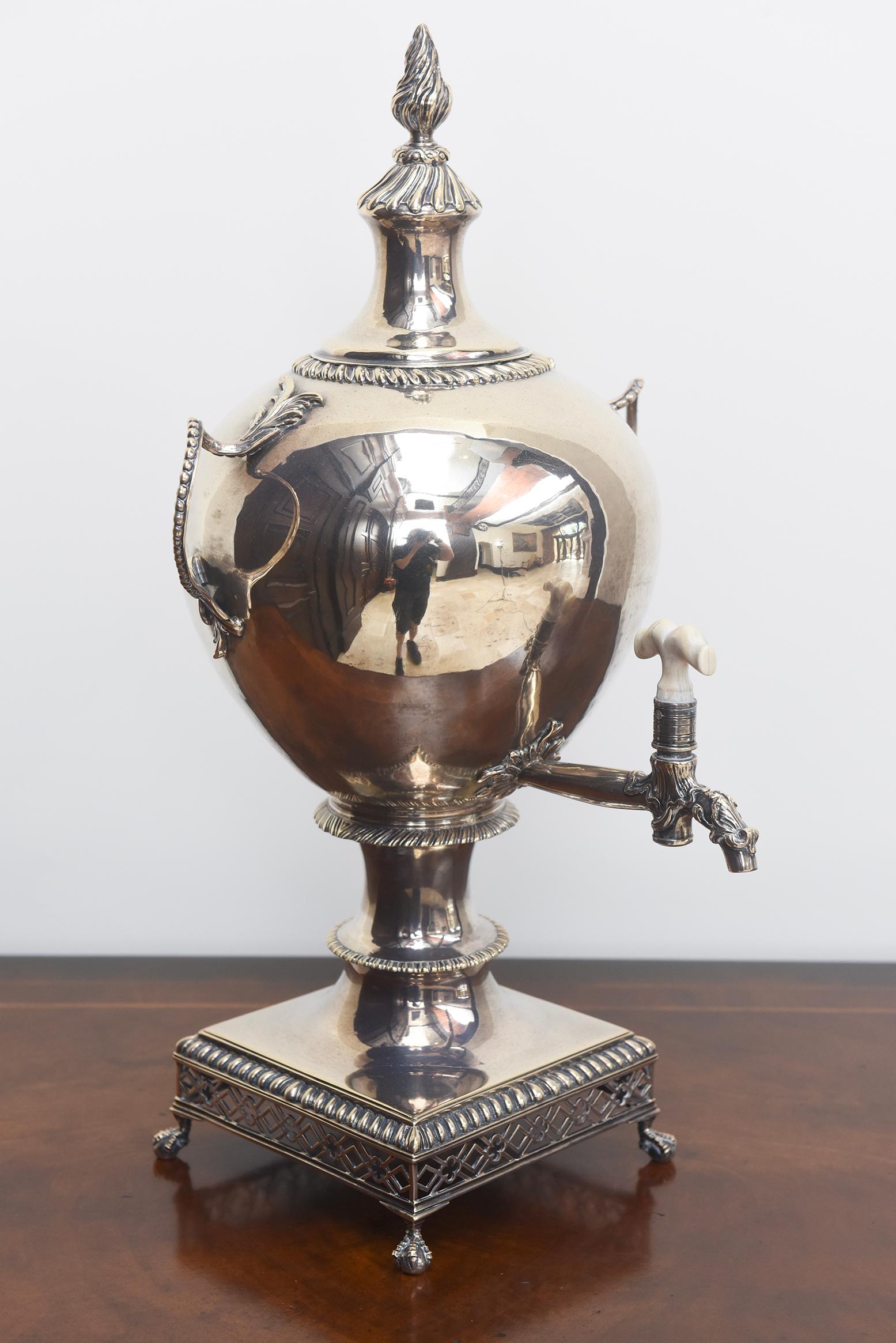 Servizio da tè in argento sterling di Giorgio III con vassoio abbinato, XVIII secolo in vendita 4