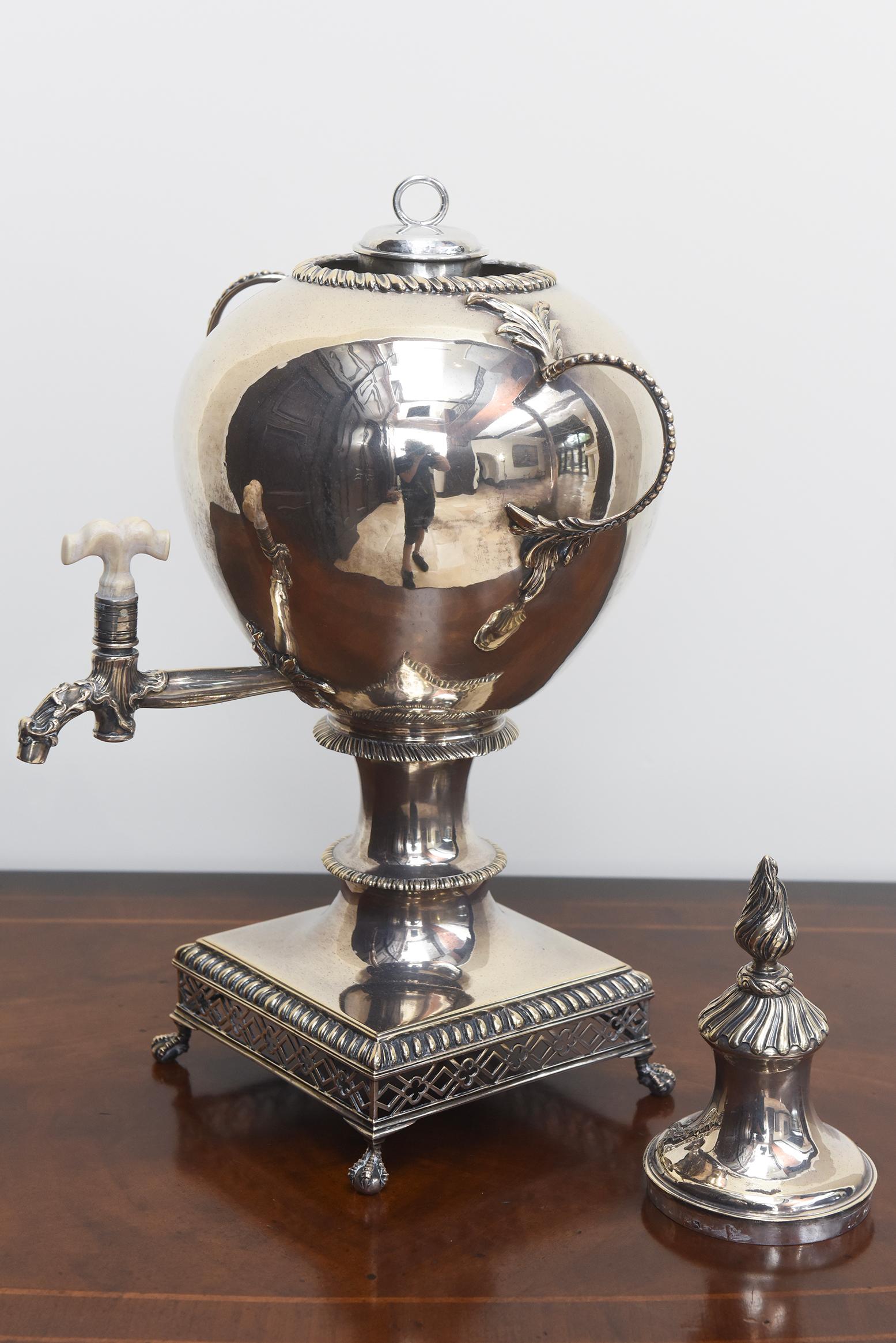 Servizio da tè in argento sterling di Giorgio III con vassoio abbinato, XVIII secolo in vendita 6