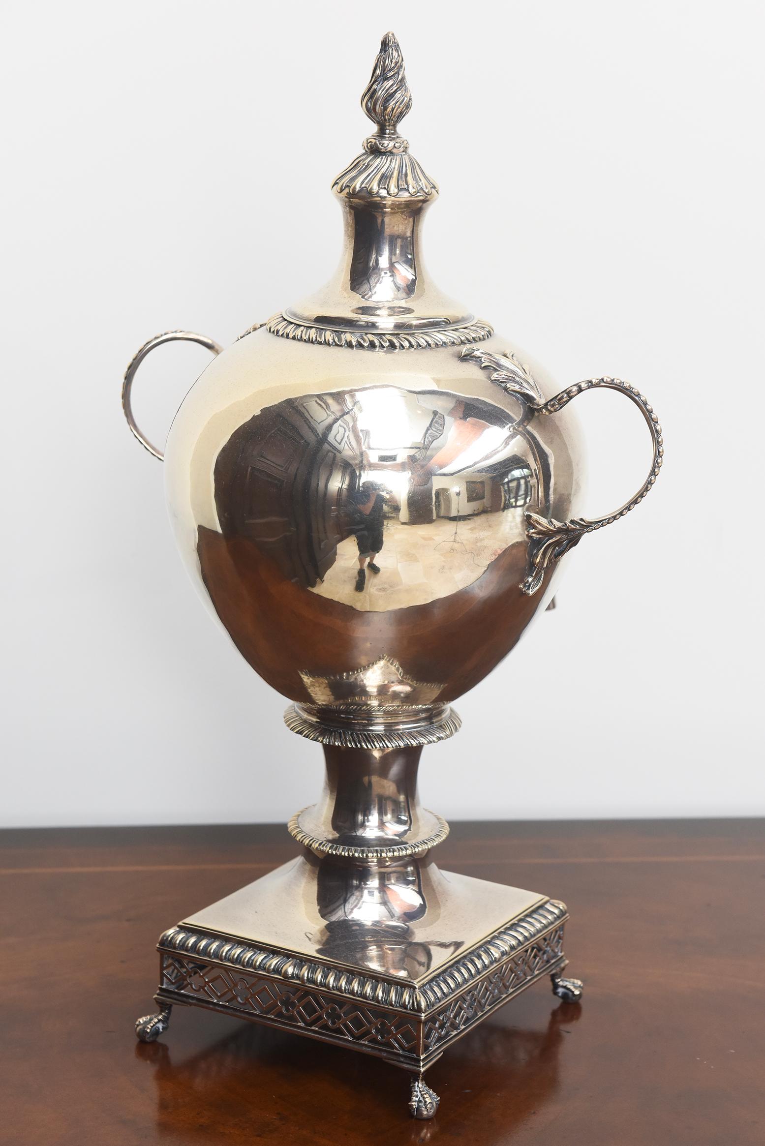 Servizio da tè in argento sterling di Giorgio III con vassoio abbinato, XVIII secolo in vendita 8
