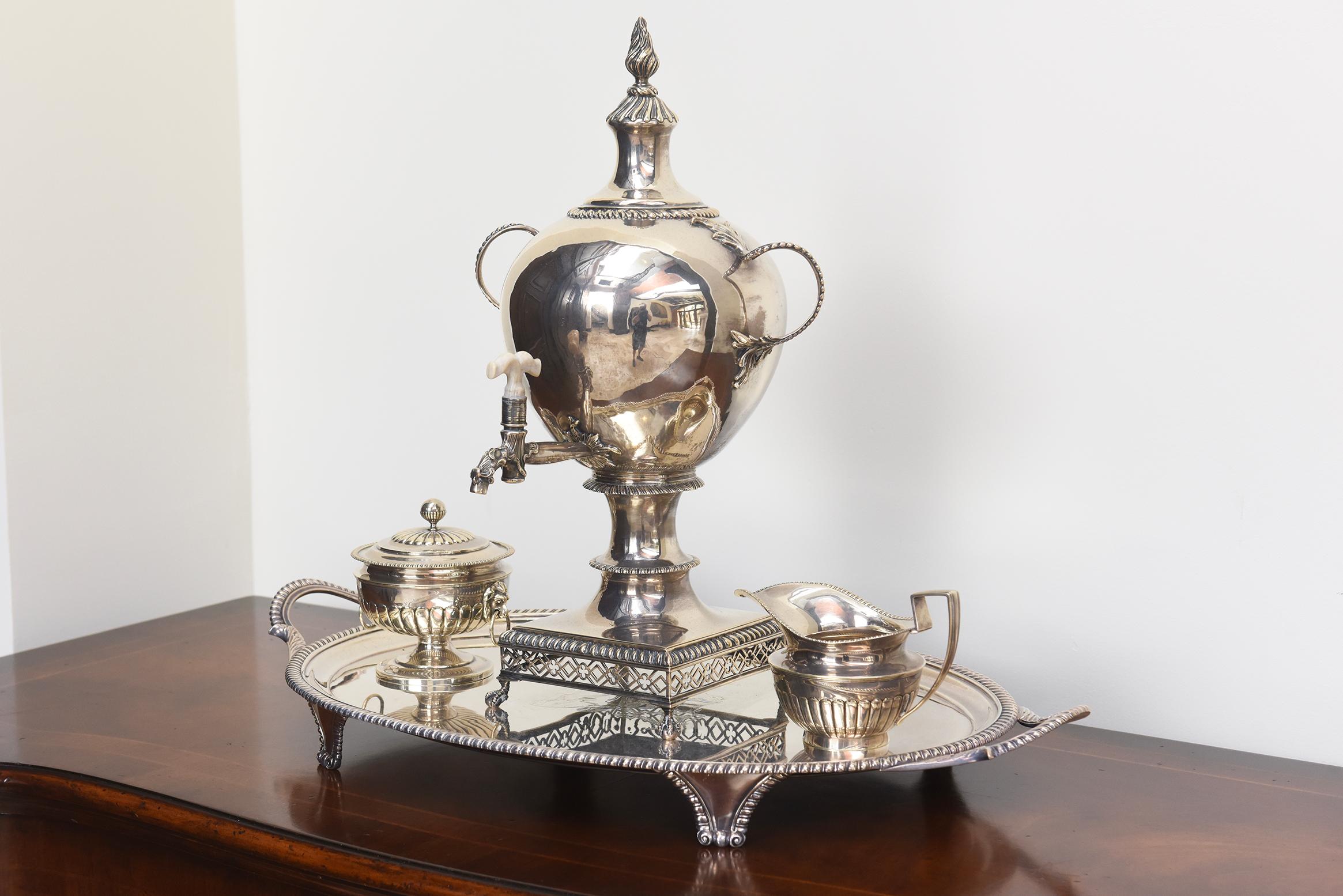 Britannico Servizio da tè in argento sterling di Giorgio III con vassoio abbinato, XVIII secolo in vendita