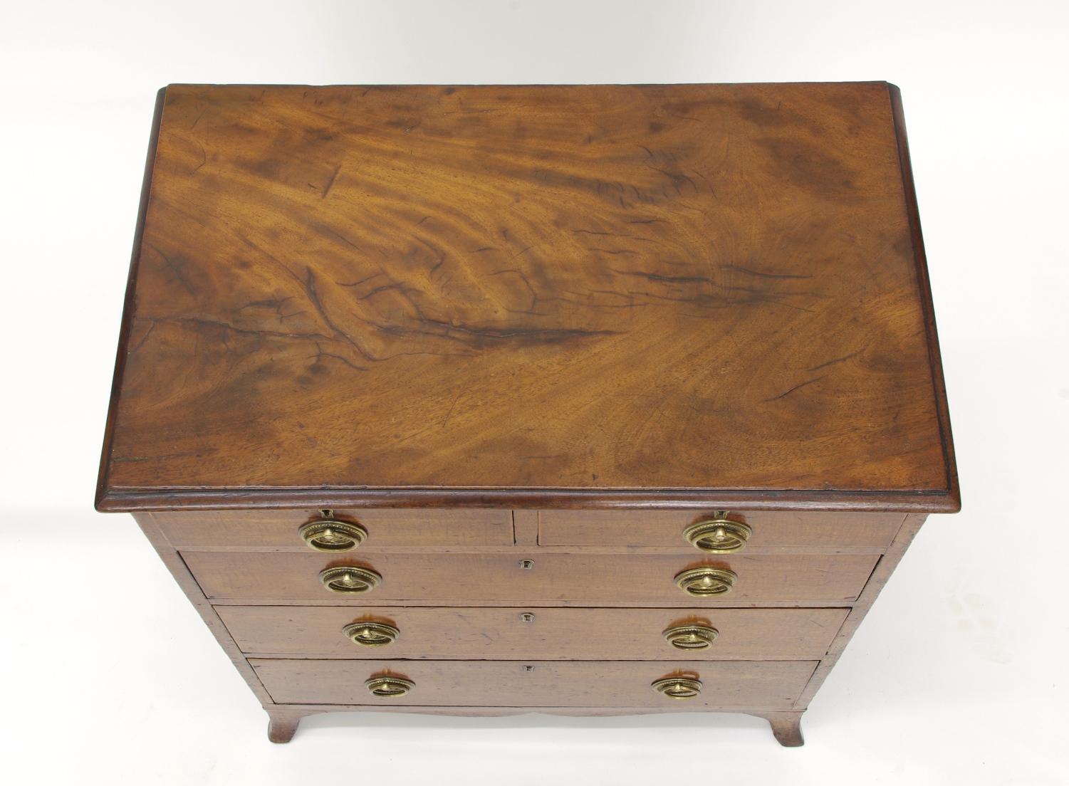 George III Fiddleback Mahogany Small Chest of Drawers, circa 1790 In Good Condition In St. Louis, MO