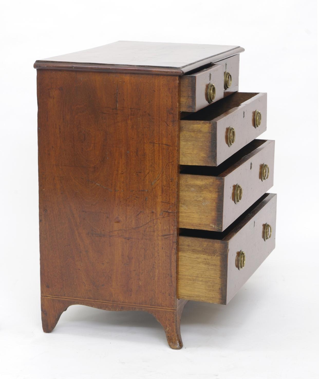 George III Fiddleback Mahogany Small Chest of Drawers, circa 1790 im Zustand „Gut“ in St. Louis, MO