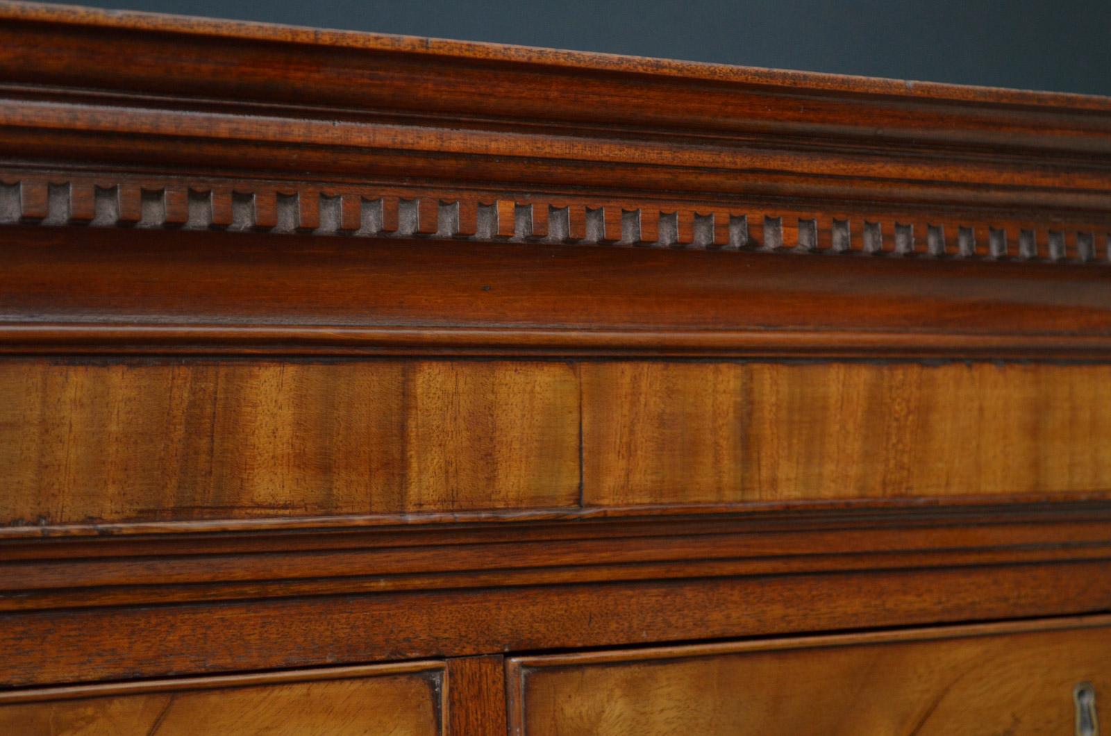 Sn4577 stylish Georgian chest on chest in mahogany, having cavetto cornice with dentil moulding above 2 short and 6 long graduated and cockbeaded drawers all fitted with brass swan neck handles and flanked by canted pilasters (top section only), all