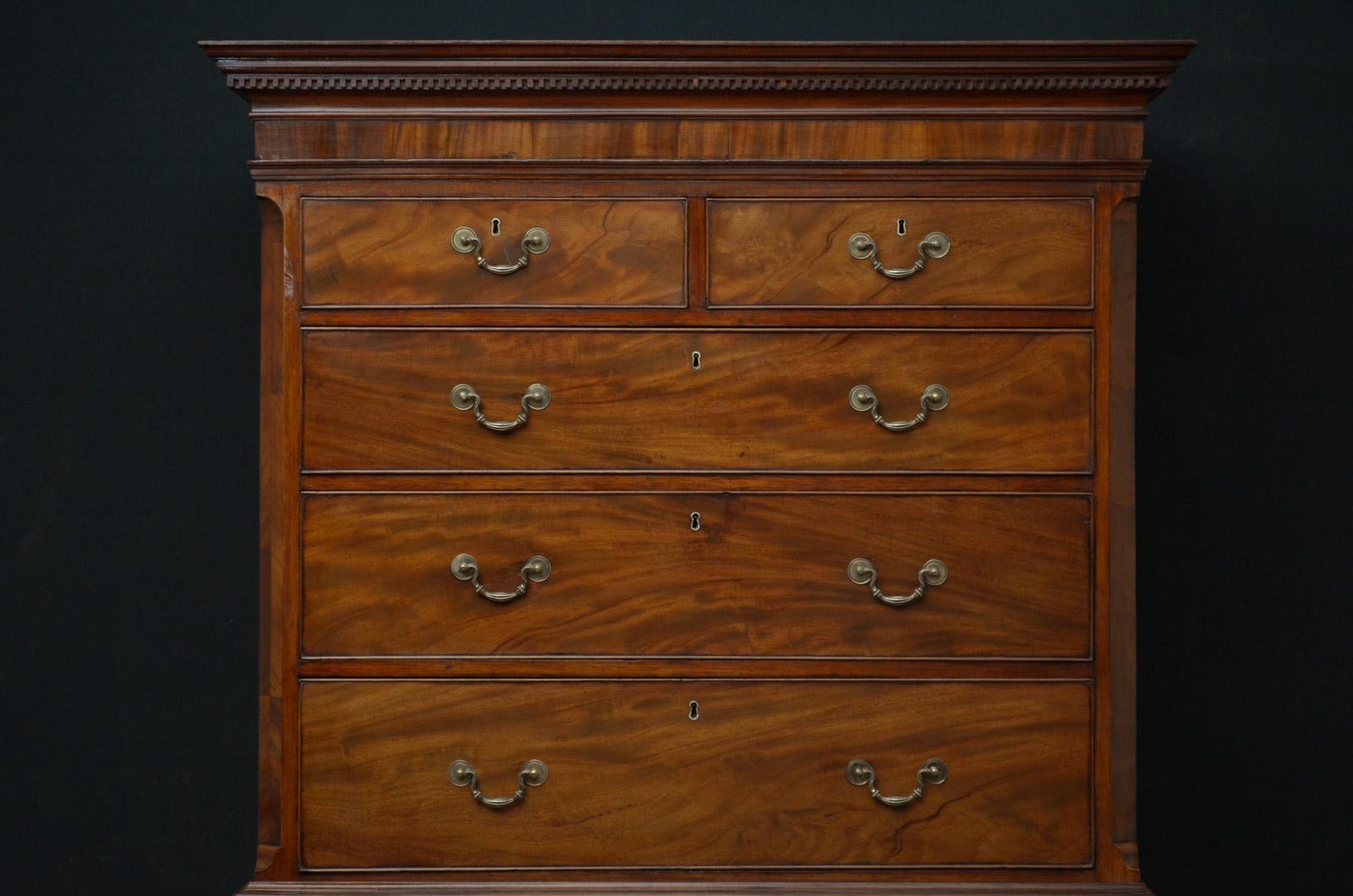 George III Figured Mahogany Chest on Chest In Good Condition In Whaley Bridge, GB