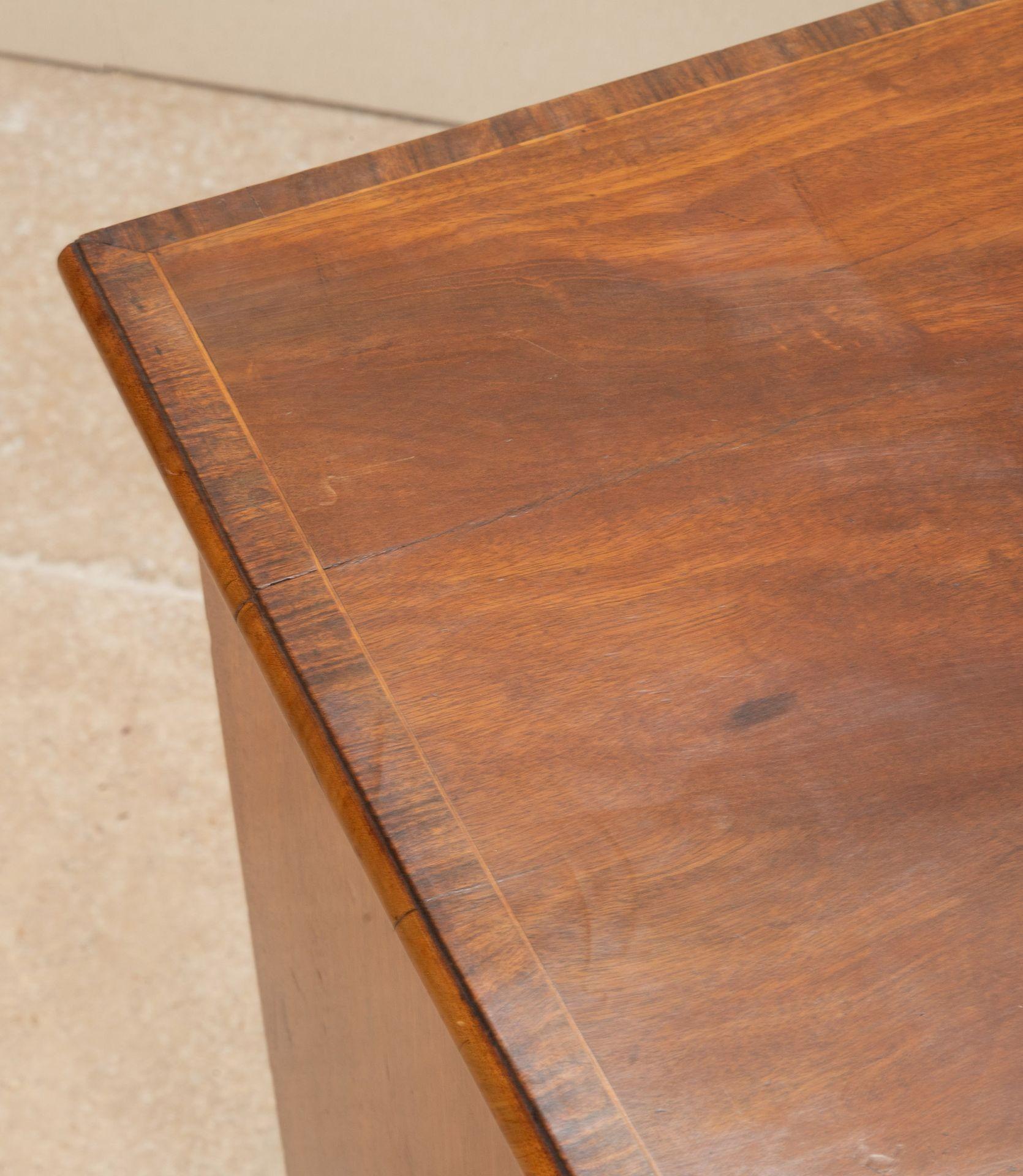 George III Figured Mahogany Serpentine Front Chest of Drawers For Sale 8