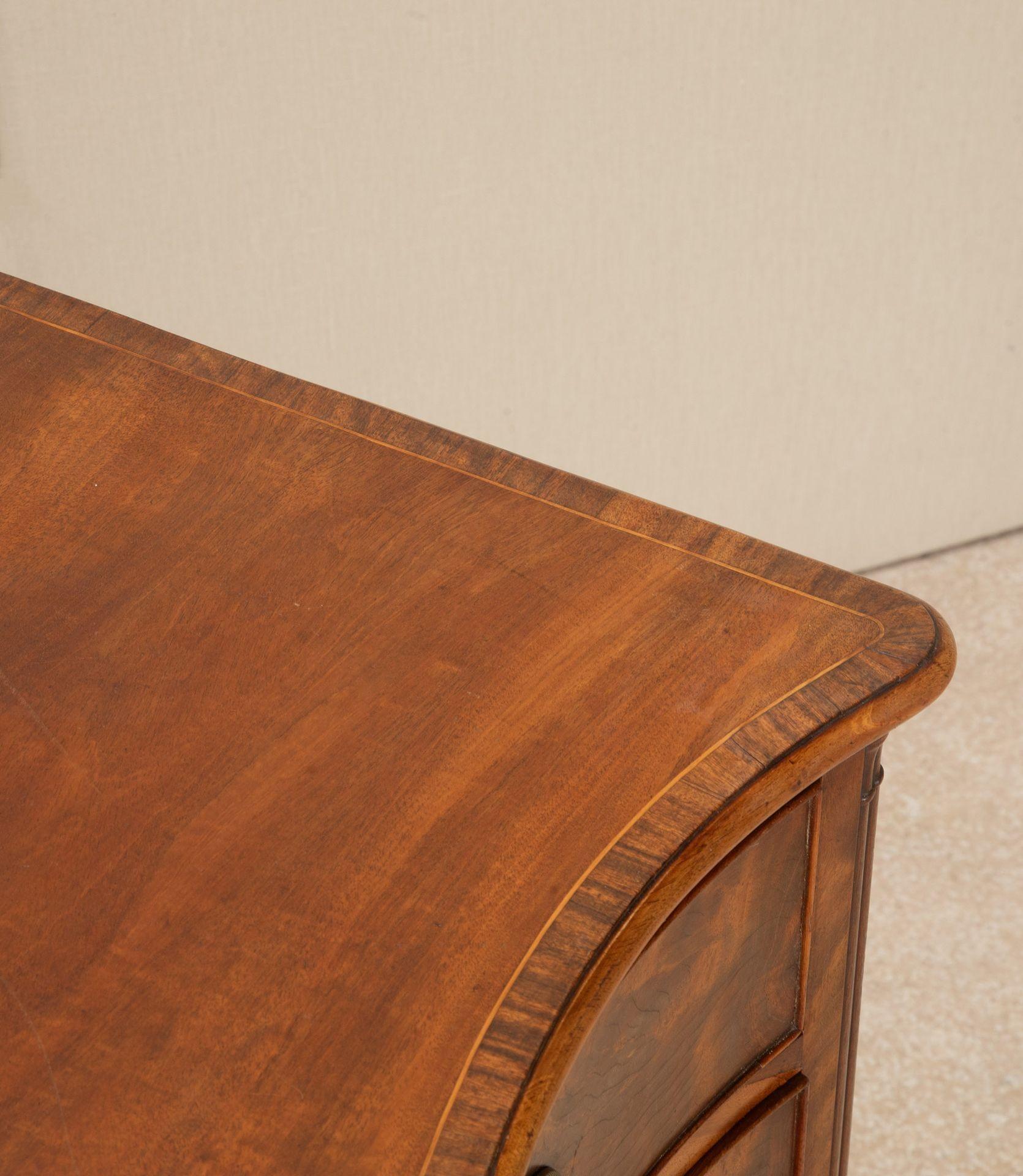George III Figured Mahogany Serpentine Front Chest of Drawers For Sale 10